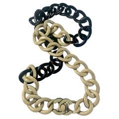 Collana A.I.C. di Chanel in nero e crema con chiusura a doppio logo C.
