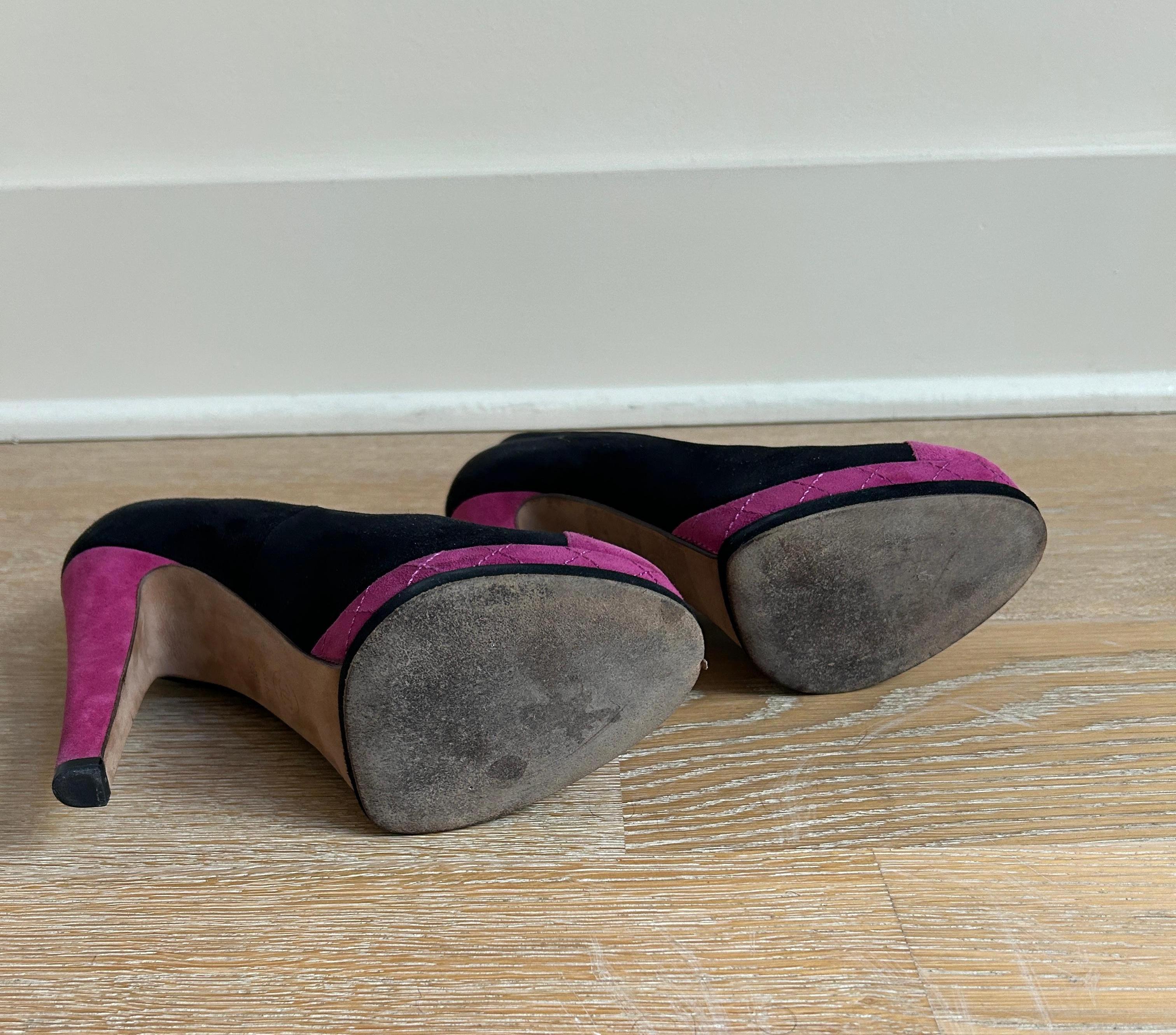 Chanel Black and Fuschia Logo Cap Toe Pump For Sale 6