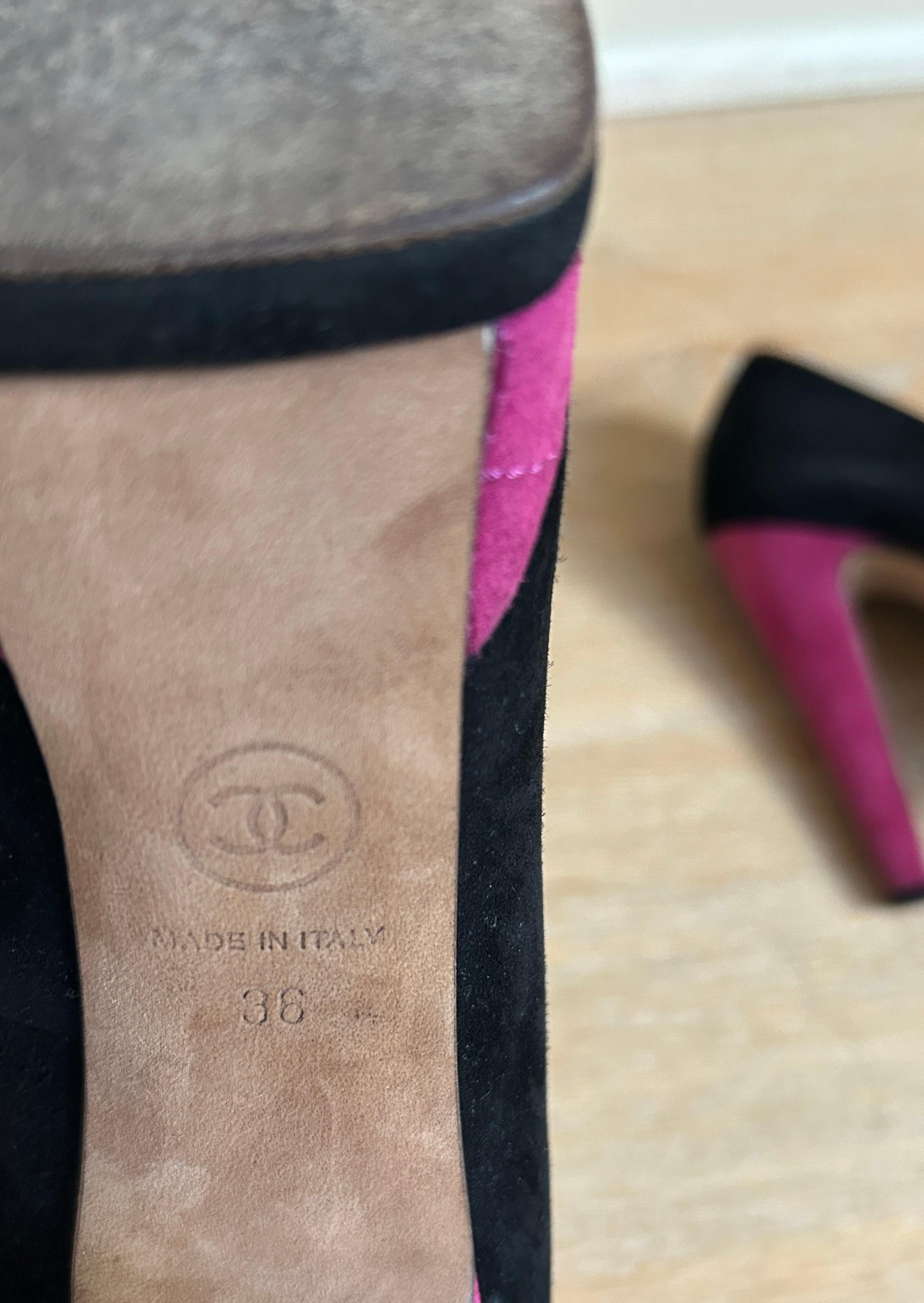 Chanel Black and Fuschia Logo Cap Toe Pump For Sale 7