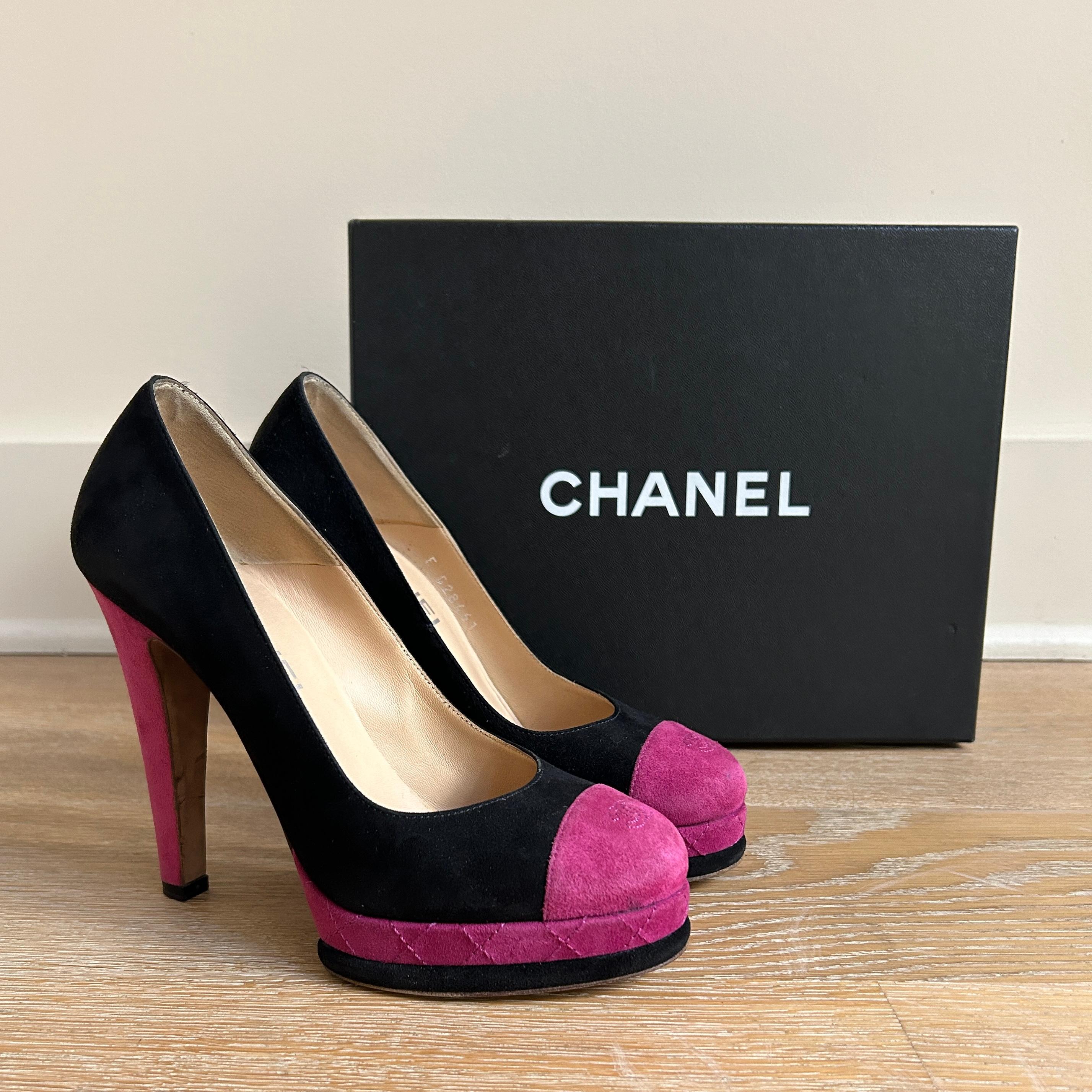 Chanel Black and Fuschia Logo Cap Toe Pump In Good Condition For Sale In San Francisco, CA