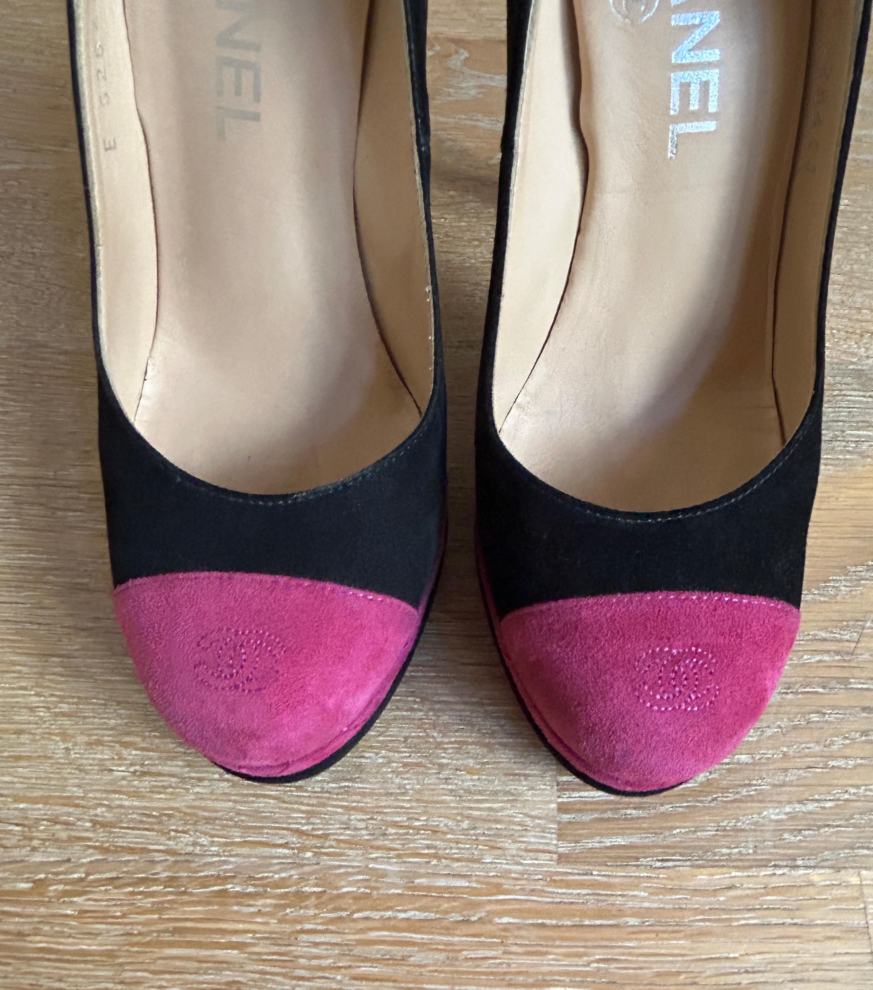 Women's Chanel Black and Fuschia Logo Cap Toe Pump For Sale