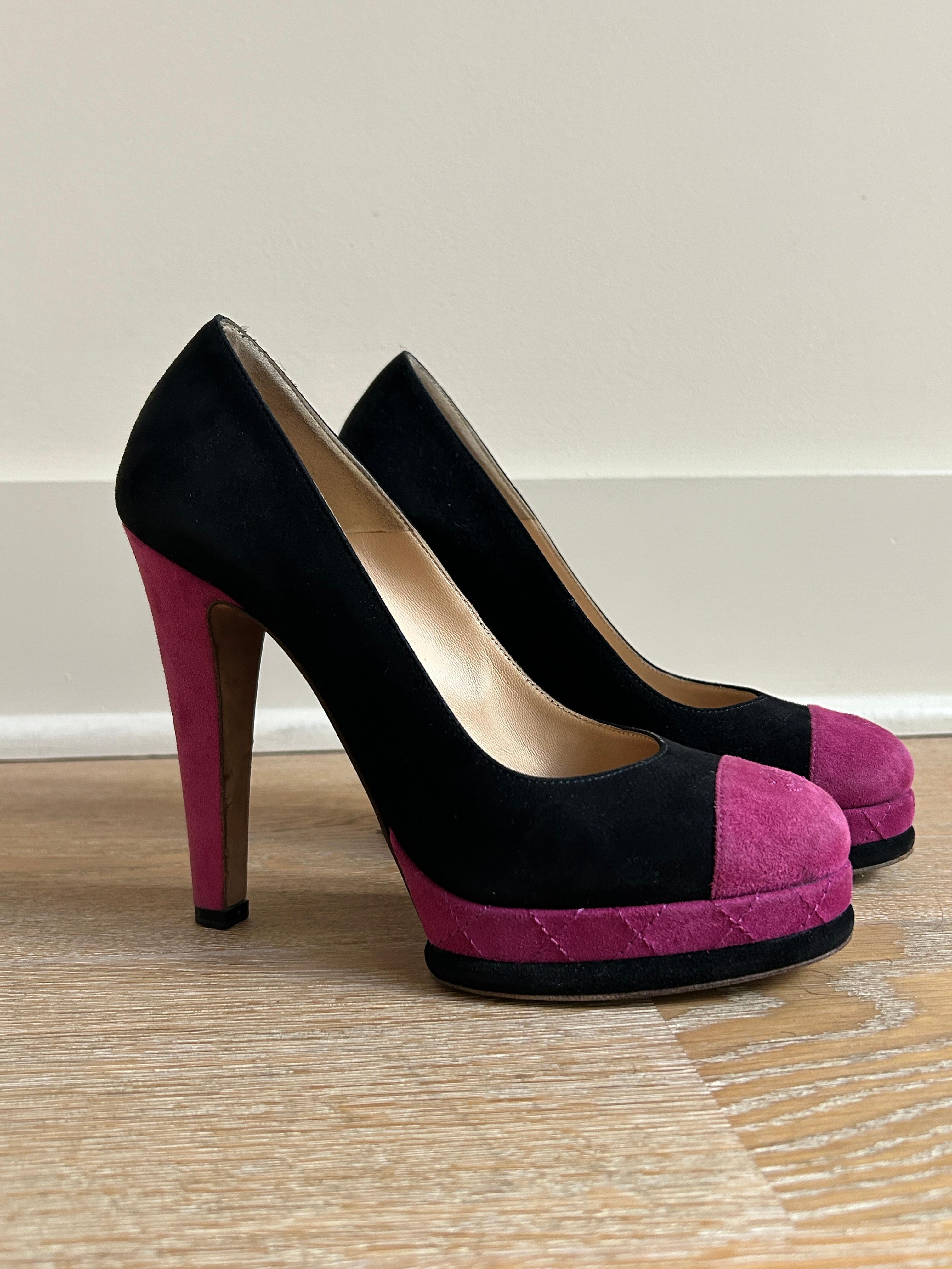 Chanel Black and Fuschia Logo Cap Toe Pump For Sale 2
