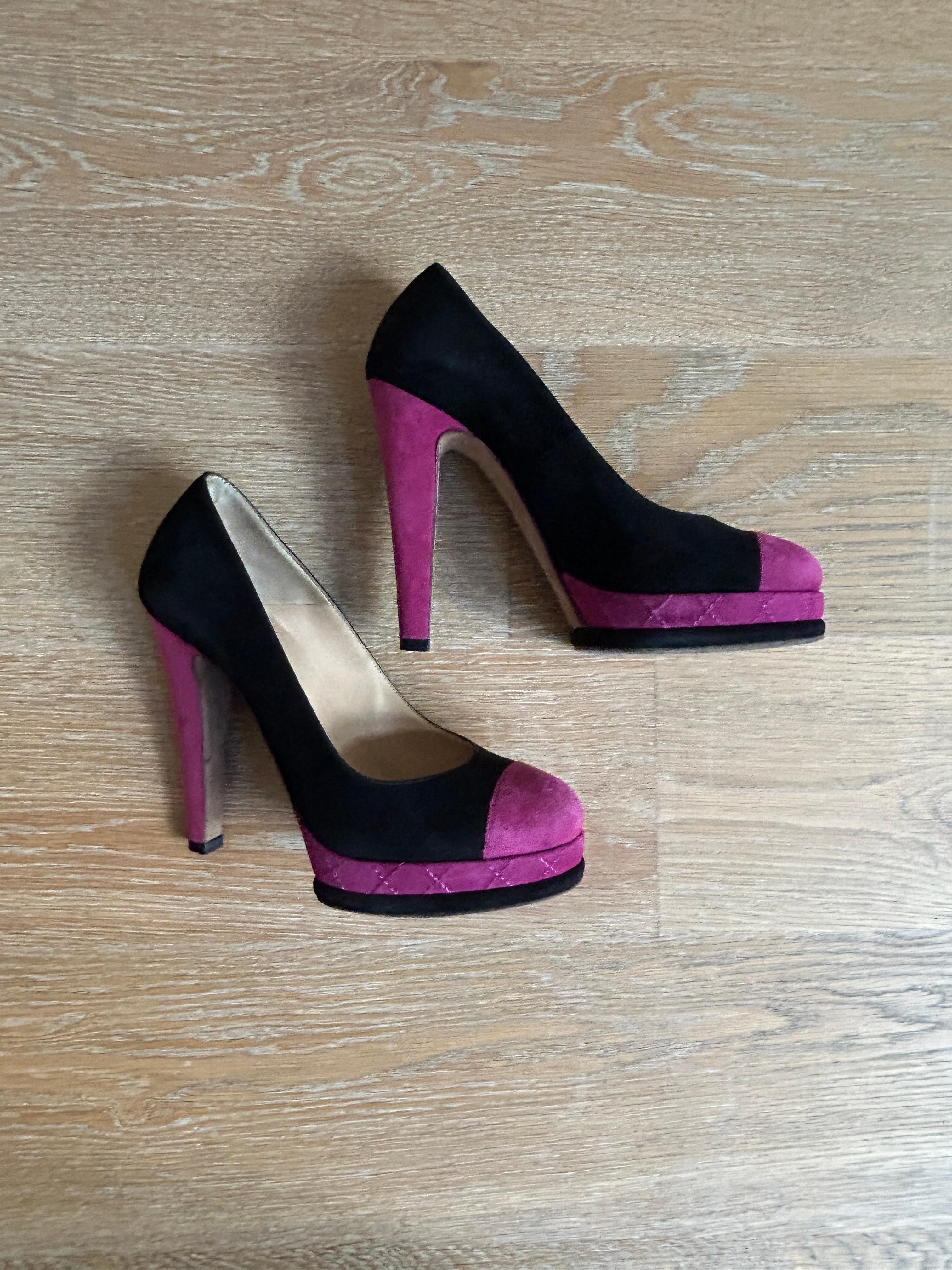 Chanel Black and Fuschia Logo Cap Toe Pump For Sale 3