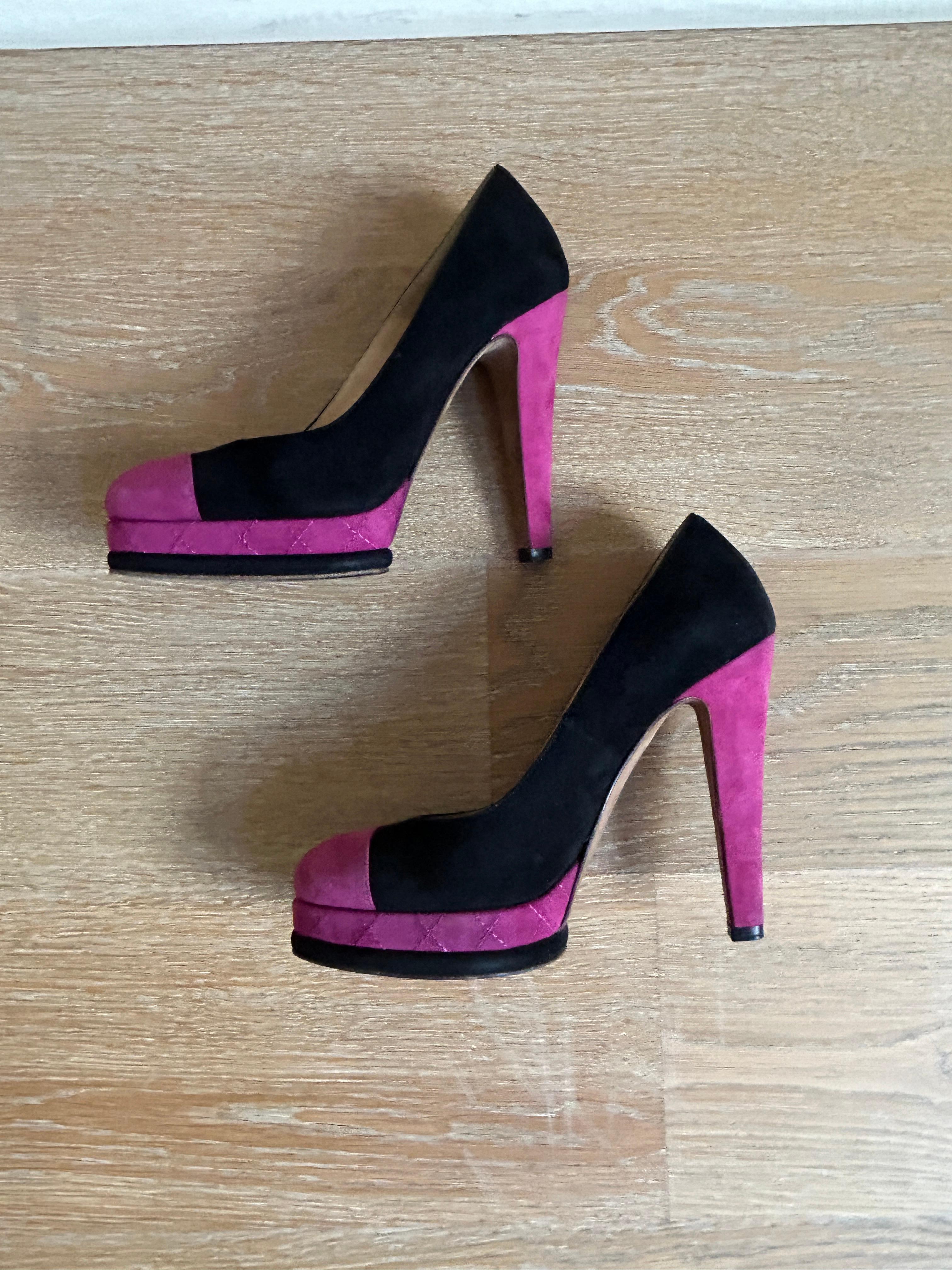 Chanel Black and Fuschia Logo Cap Toe Pump For Sale 4