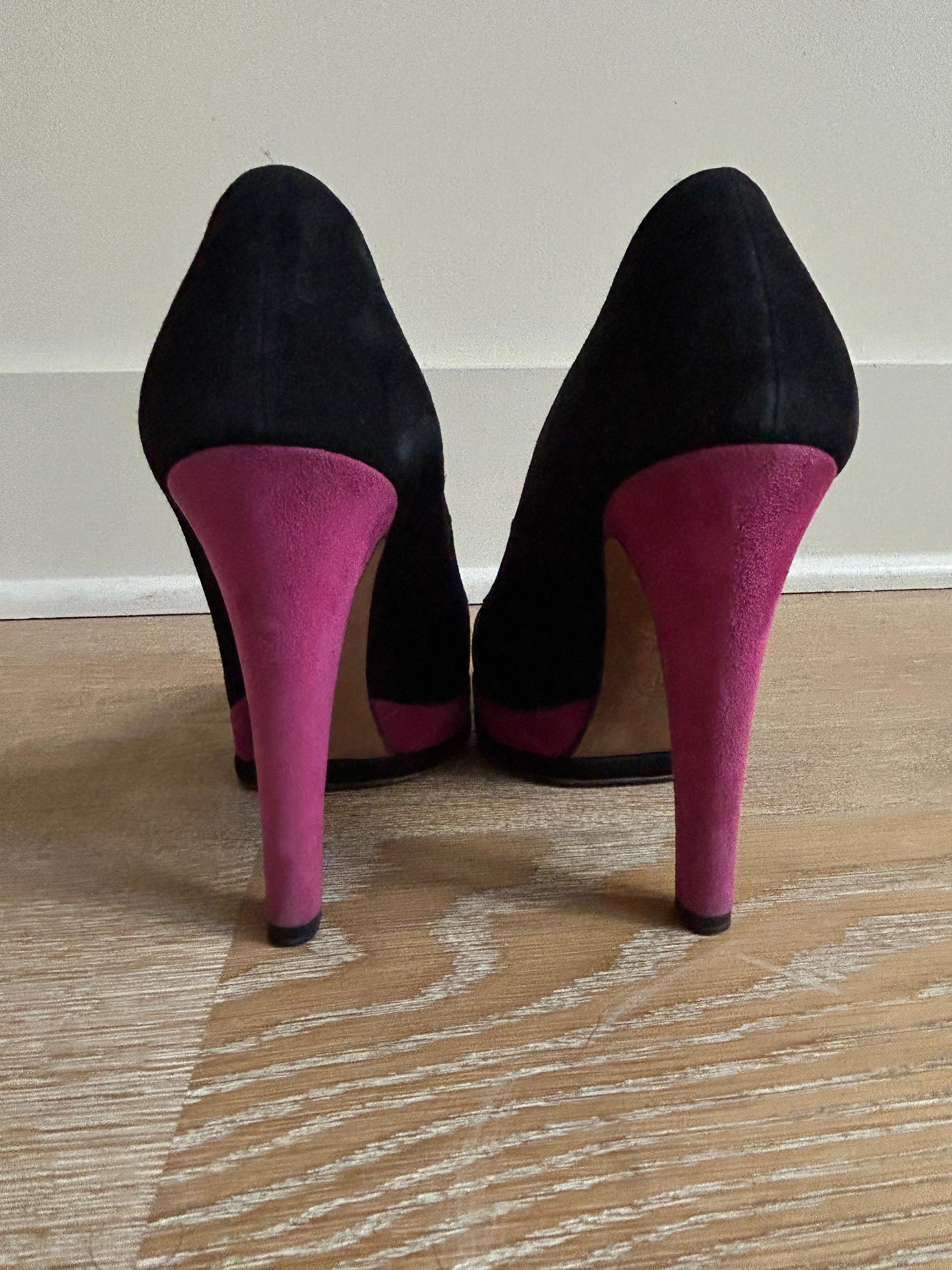 Chanel Black and Fuschia Logo Cap Toe Pump For Sale 5