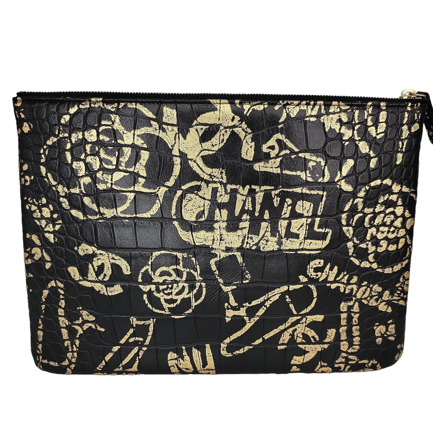 Aus der Pre-Fall 2019 Metiers d'Art Collection; Chanel Black And Gold Croc-Embossed 2.55 Reissue. Diese stilvolle Tasche ist aus luxuriösem, schwarzem Leder mit Krokoprägung gefertigt und mit stilvollem goldenem Graffiti und goldener Hardware