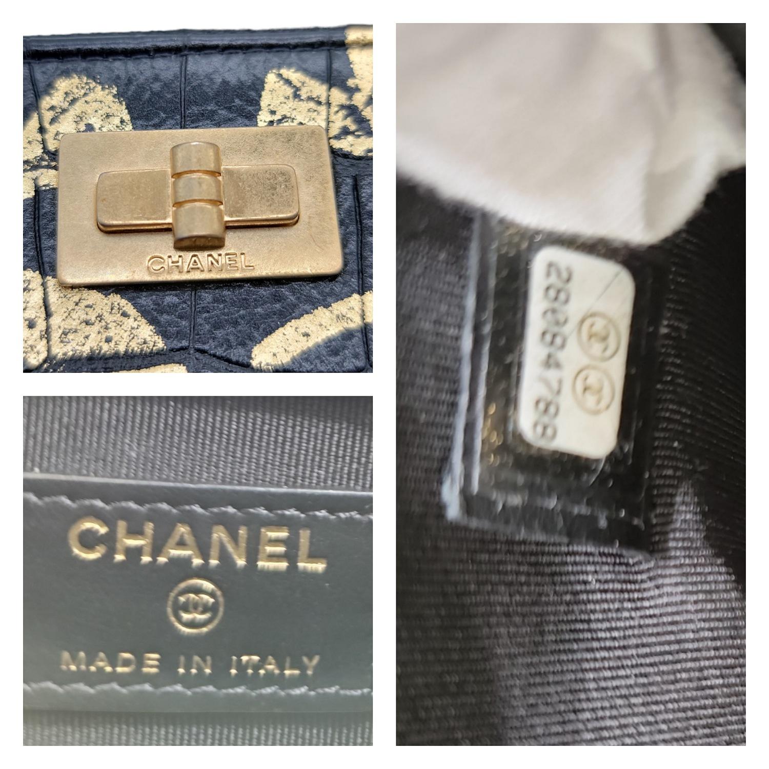 Chanel Schwarzes und goldenes O-Case 2.55 Reissue mit Kroko-prägung im Angebot 2