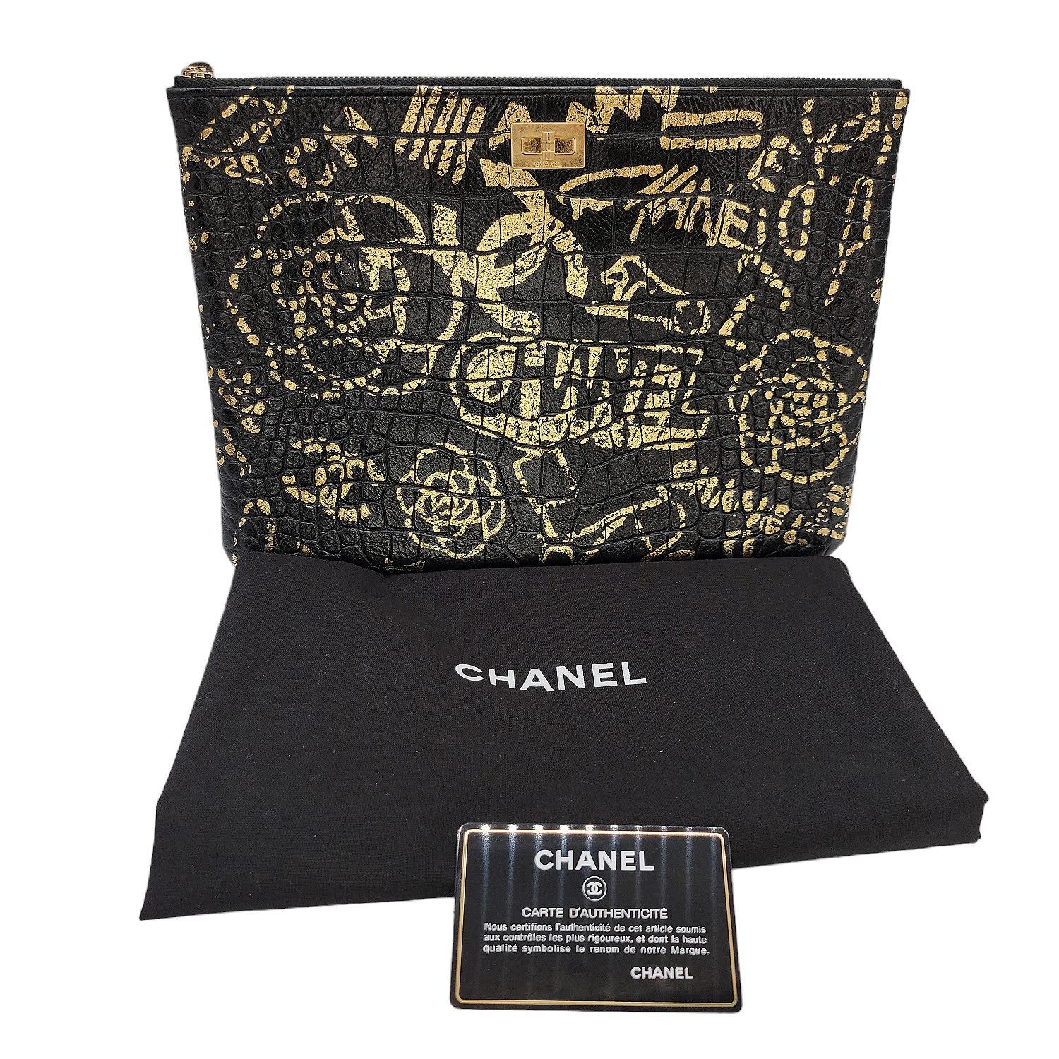 Chanel Schwarzes und goldenes O-Case 2.55 Reissue mit Kroko-prägung im Angebot 3