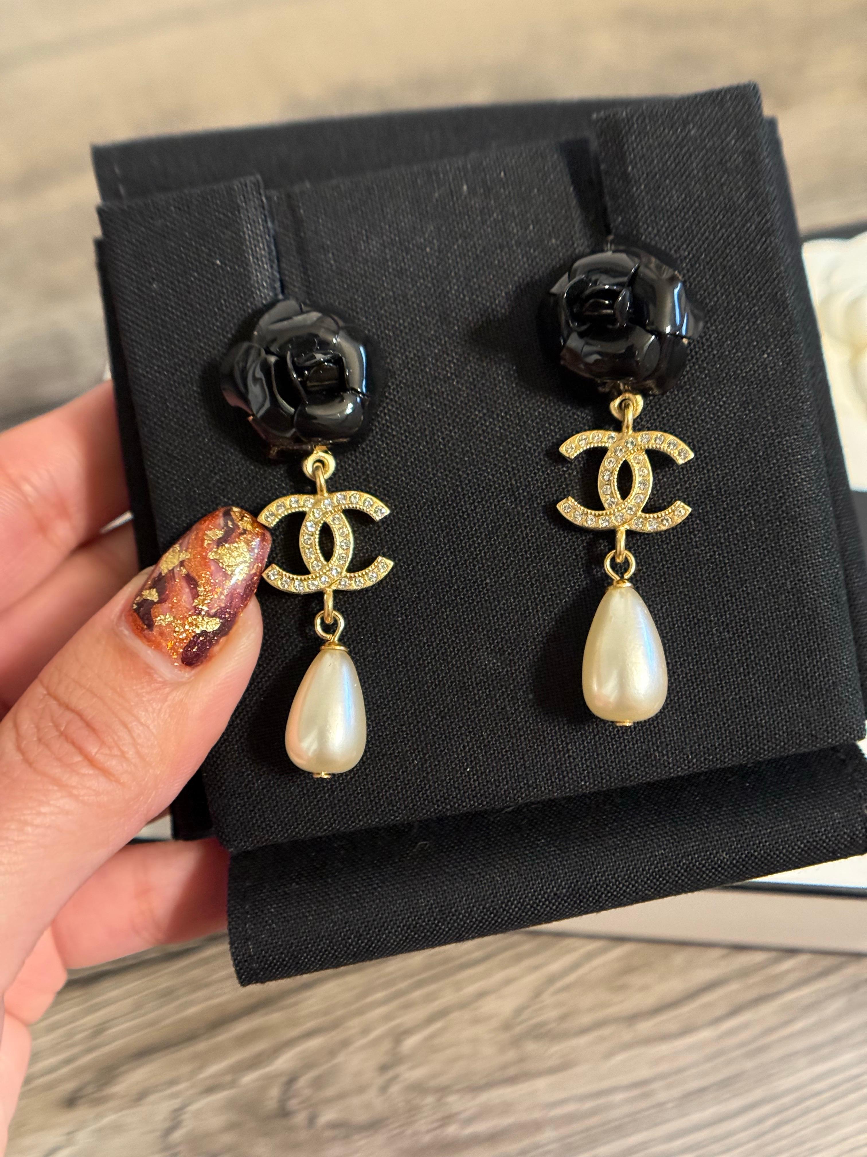 Orecchini Chanel con cristalli neri e oro e perle a forma di fiore in vendita 6