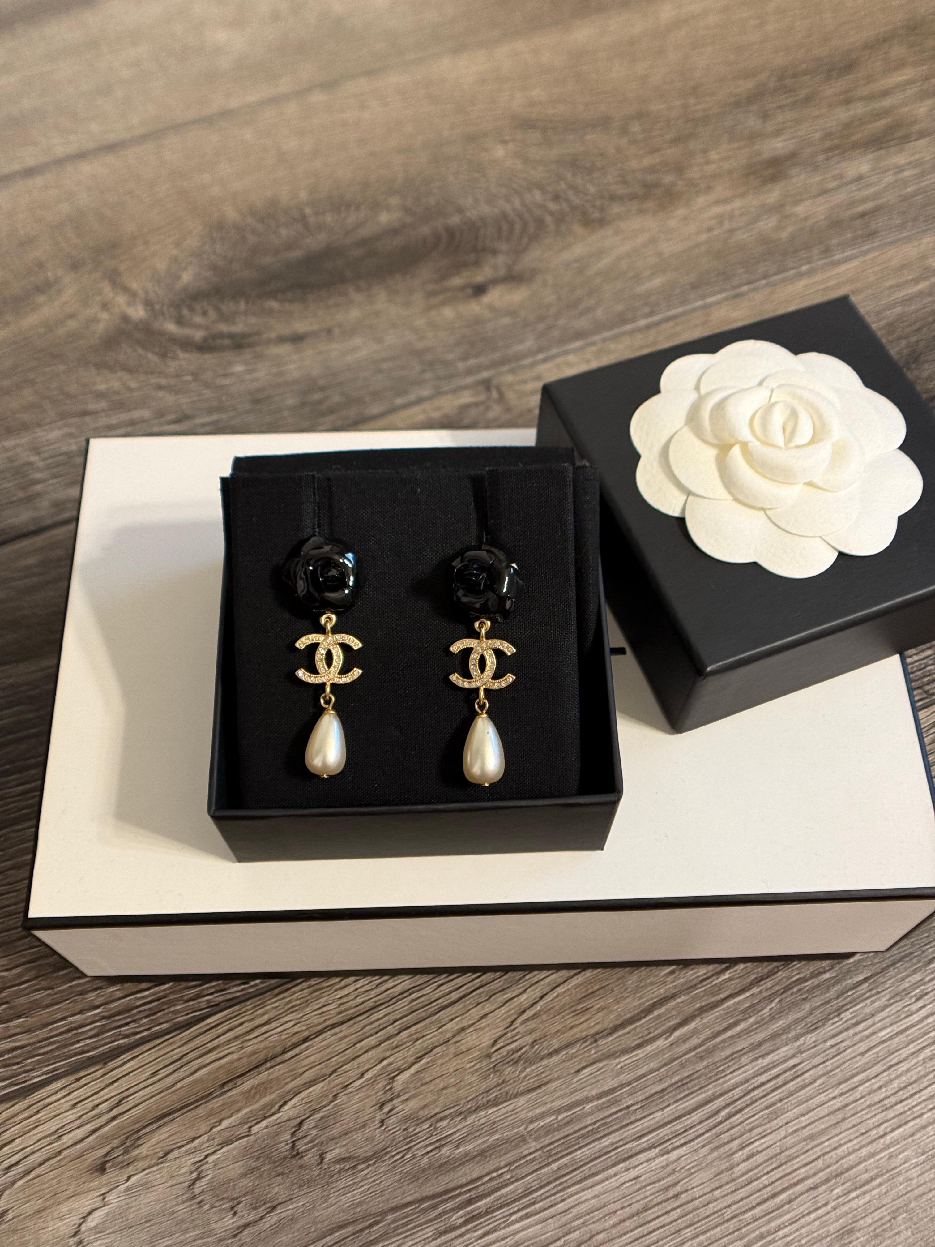 Orecchini Chanel con cristalli neri e oro e perle a forma di fiore in vendita 7