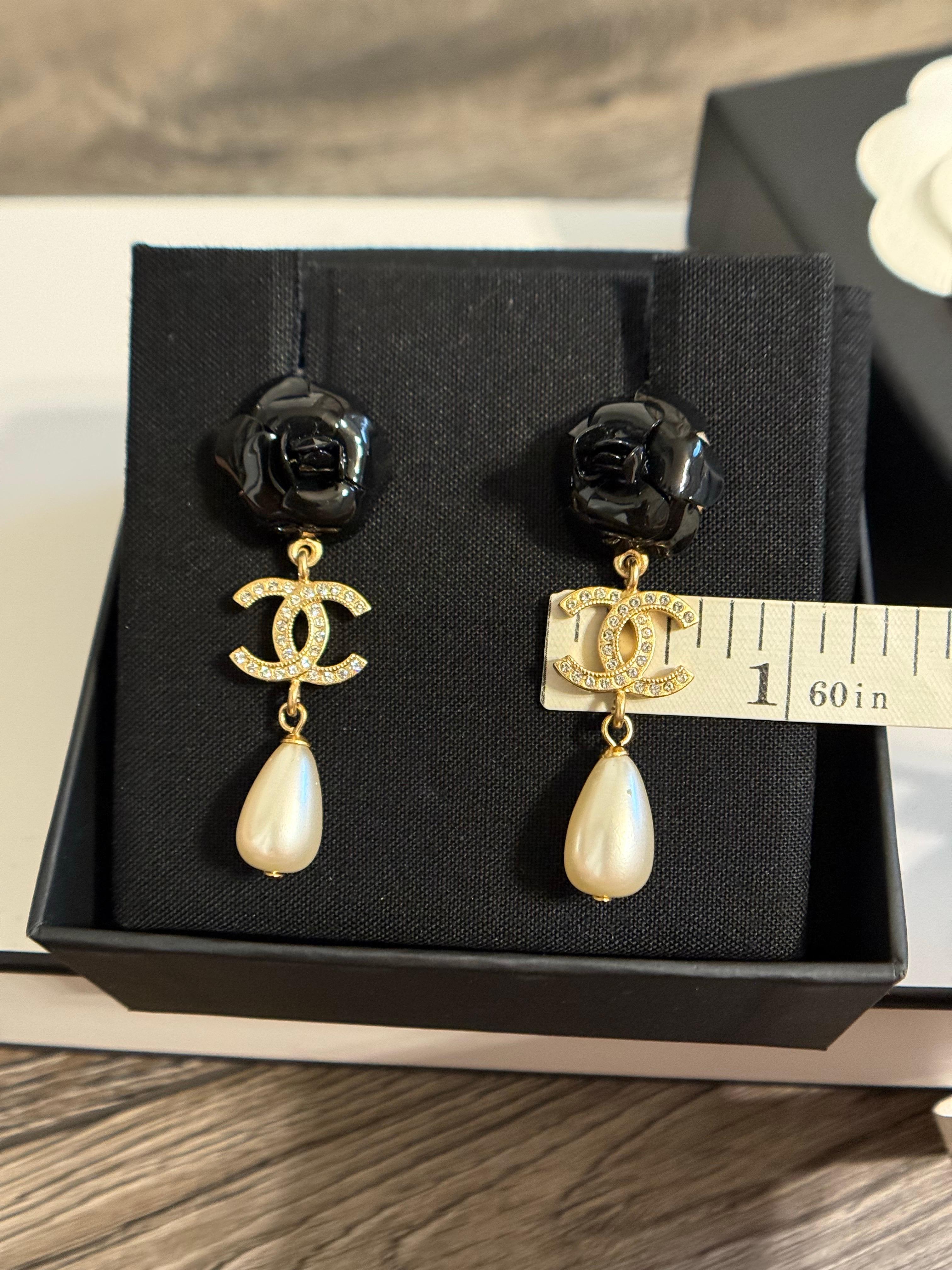da uomo o donna Orecchini Chanel con cristalli neri e oro e perle a forma di fiore in vendita