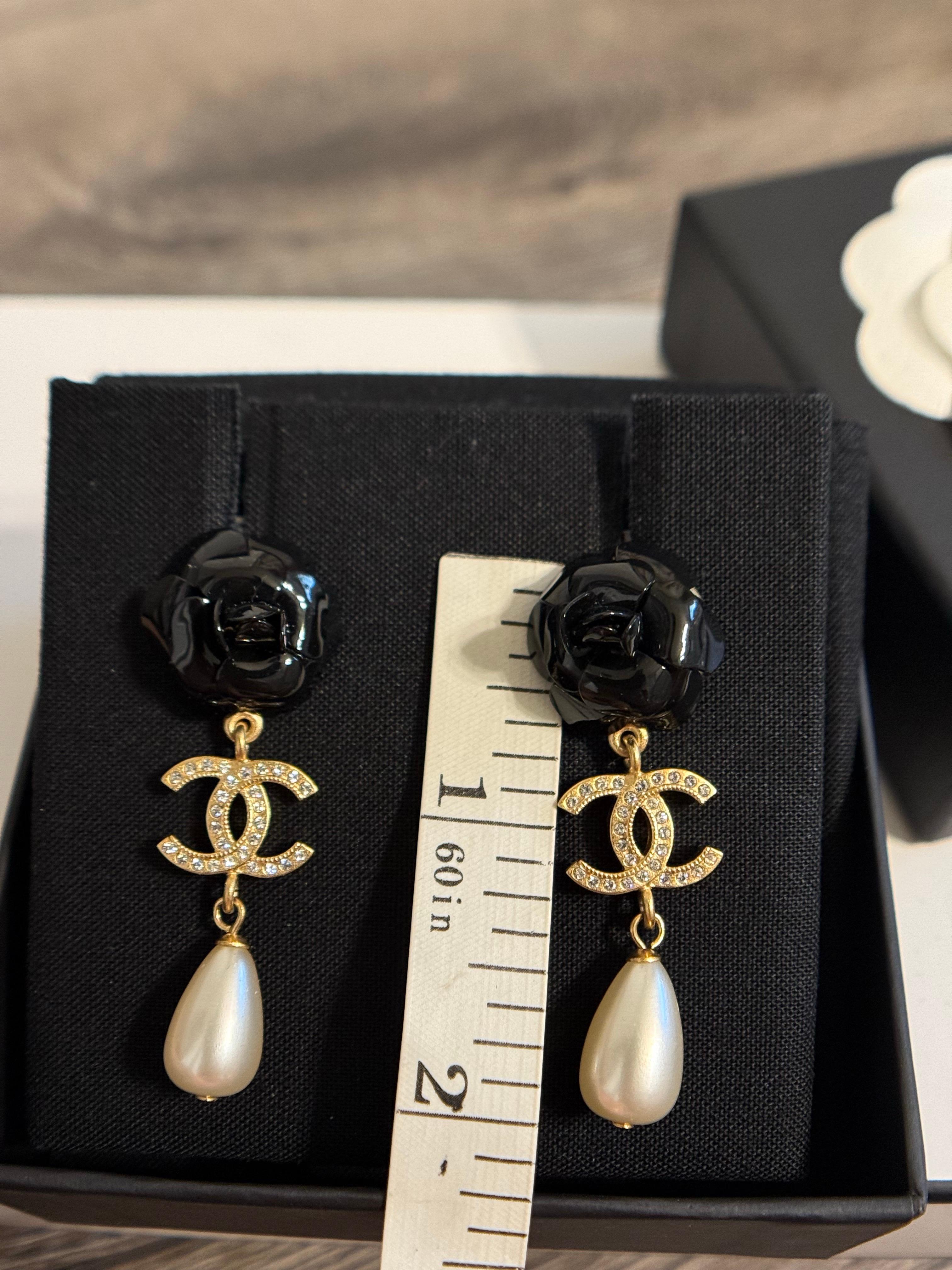 Orecchini Chanel con cristalli neri e oro e perle a forma di fiore in vendita 1