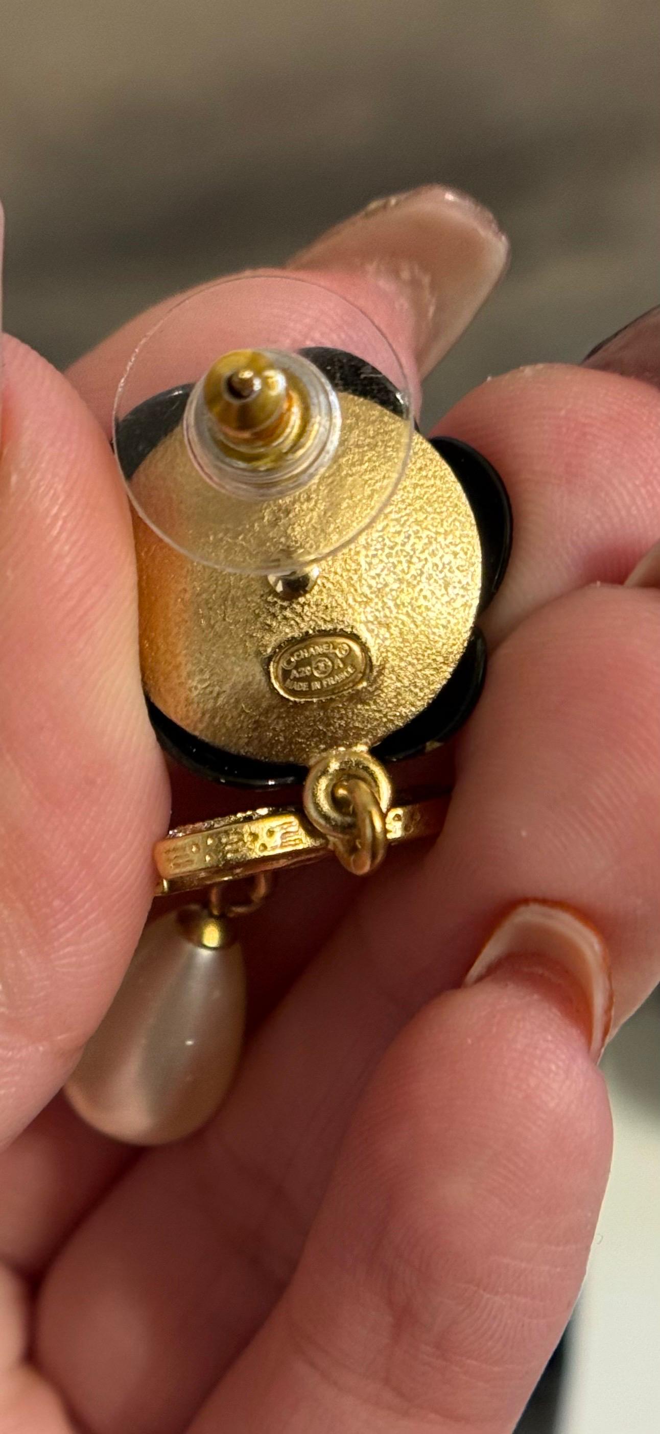 Orecchini Chanel con cristalli neri e oro e perle a forma di fiore in vendita 2