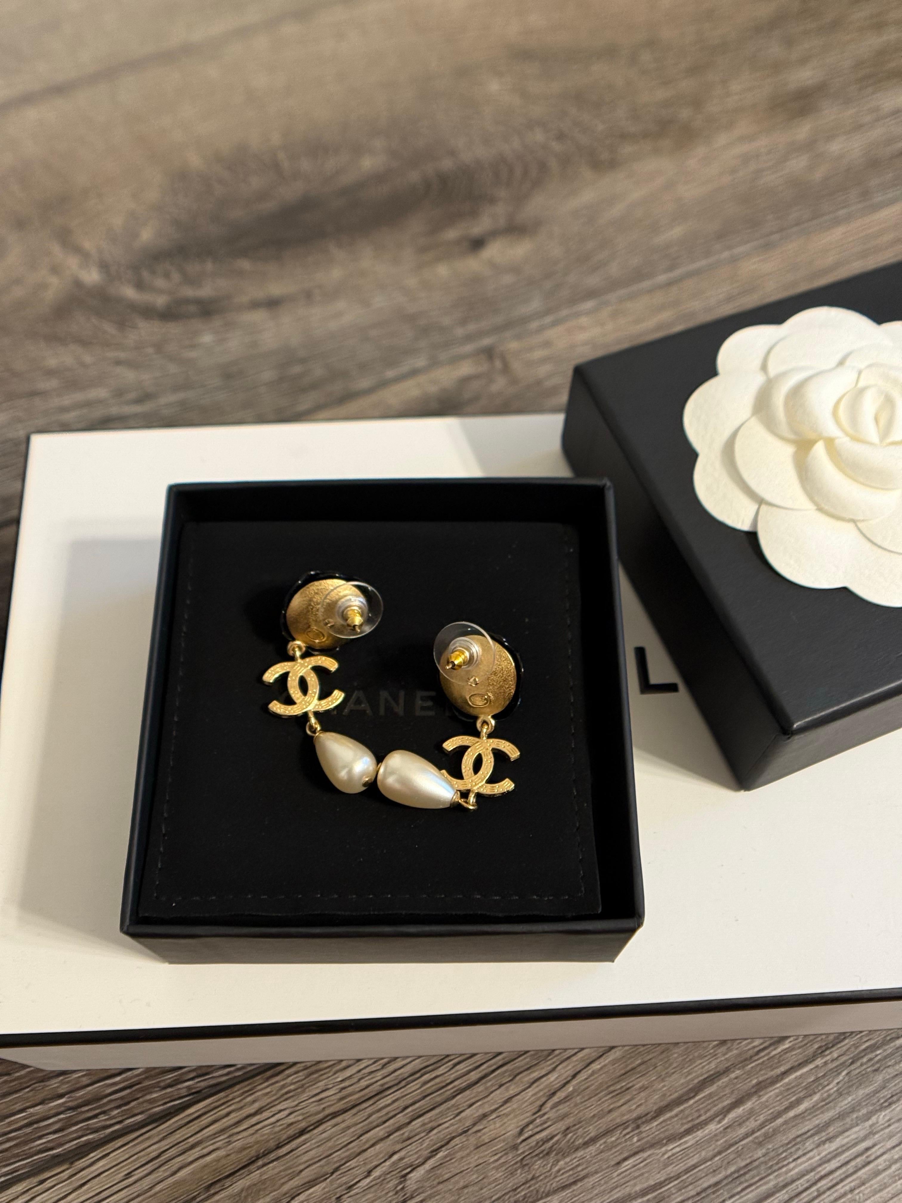 Orecchini Chanel con cristalli neri e oro e perle a forma di fiore in vendita 4