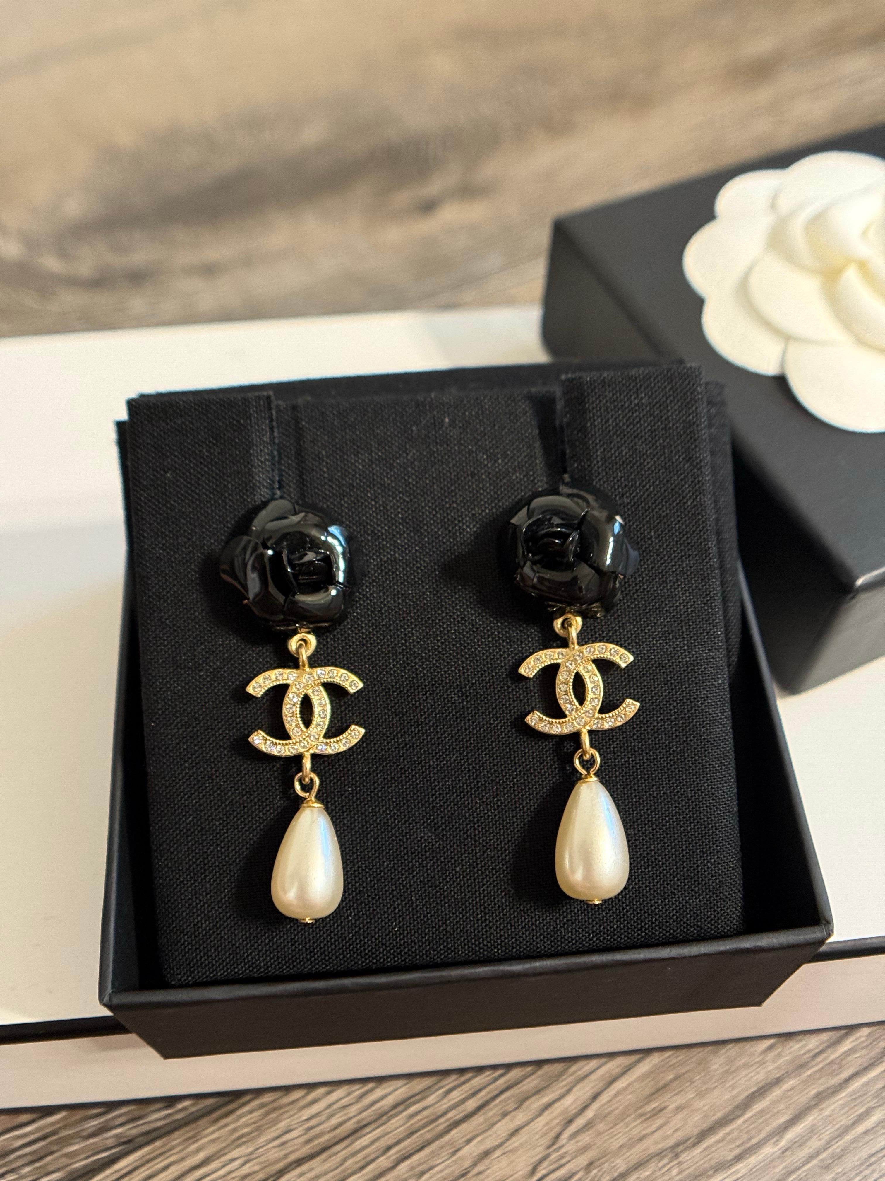 Orecchini Chanel con cristalli neri e oro e perle a forma di fiore in vendita 5