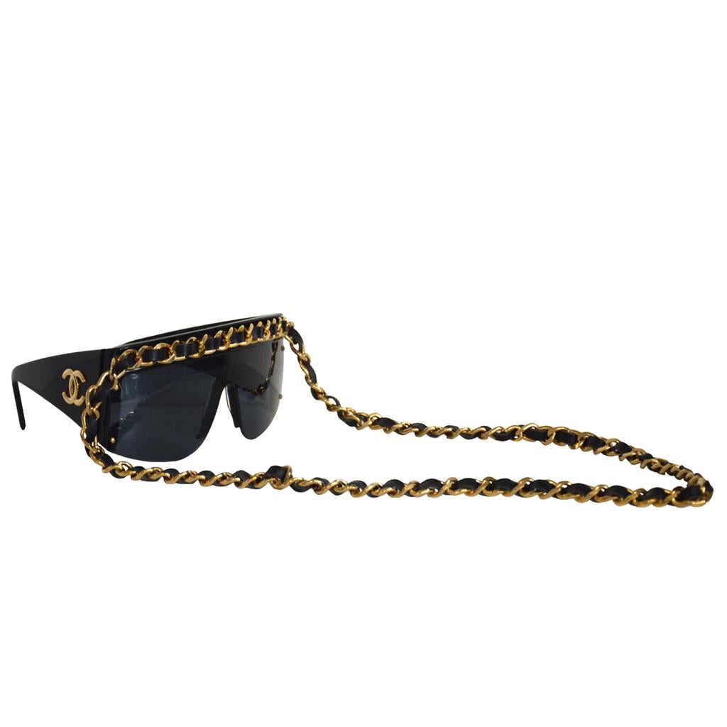 Chanel black and gold Iconic Runway chain Sunglasses Fall/Winter 1992 
Black runway sunglasses featuring CC logos on the temples, iconic leather and gold toned chain drop. Model with aviator lens.
