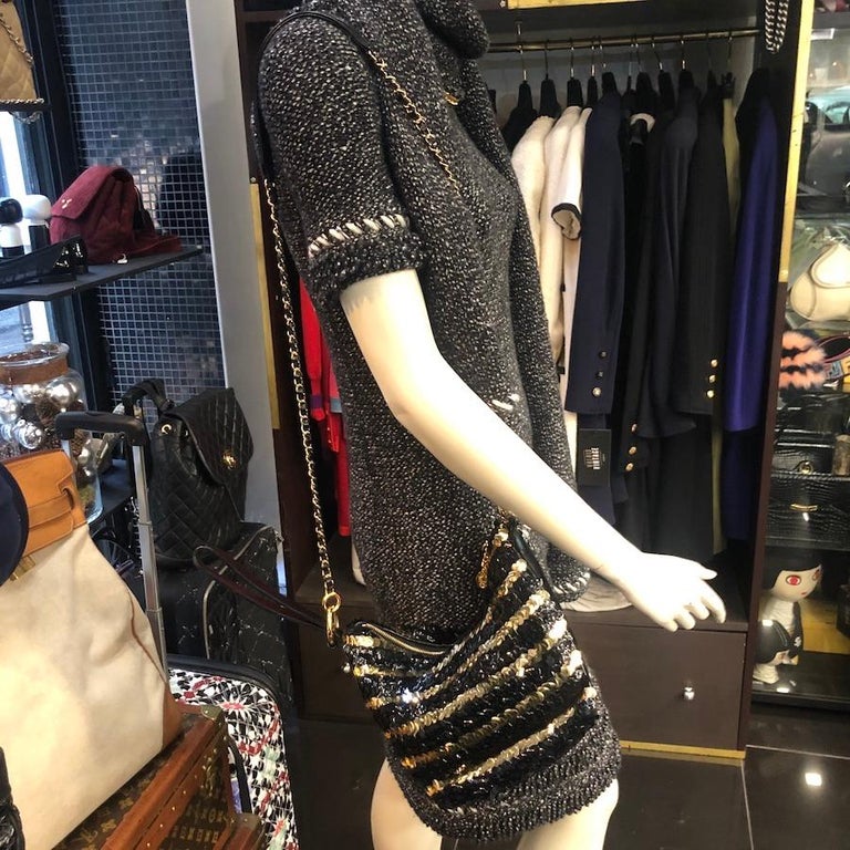 Chanel Black and Gold Sequins Bag In Excellent Condition For Sale In Paris, FR