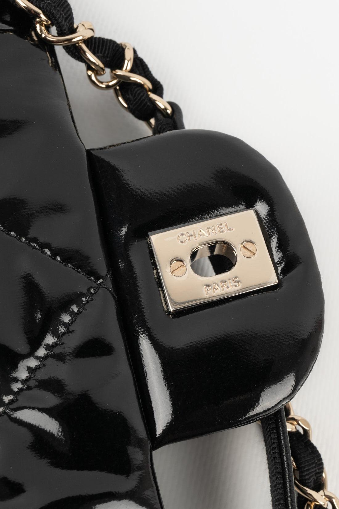 Sac Timeless en cuir verni souple noir et doré de Chanel, 2019 en vente 6