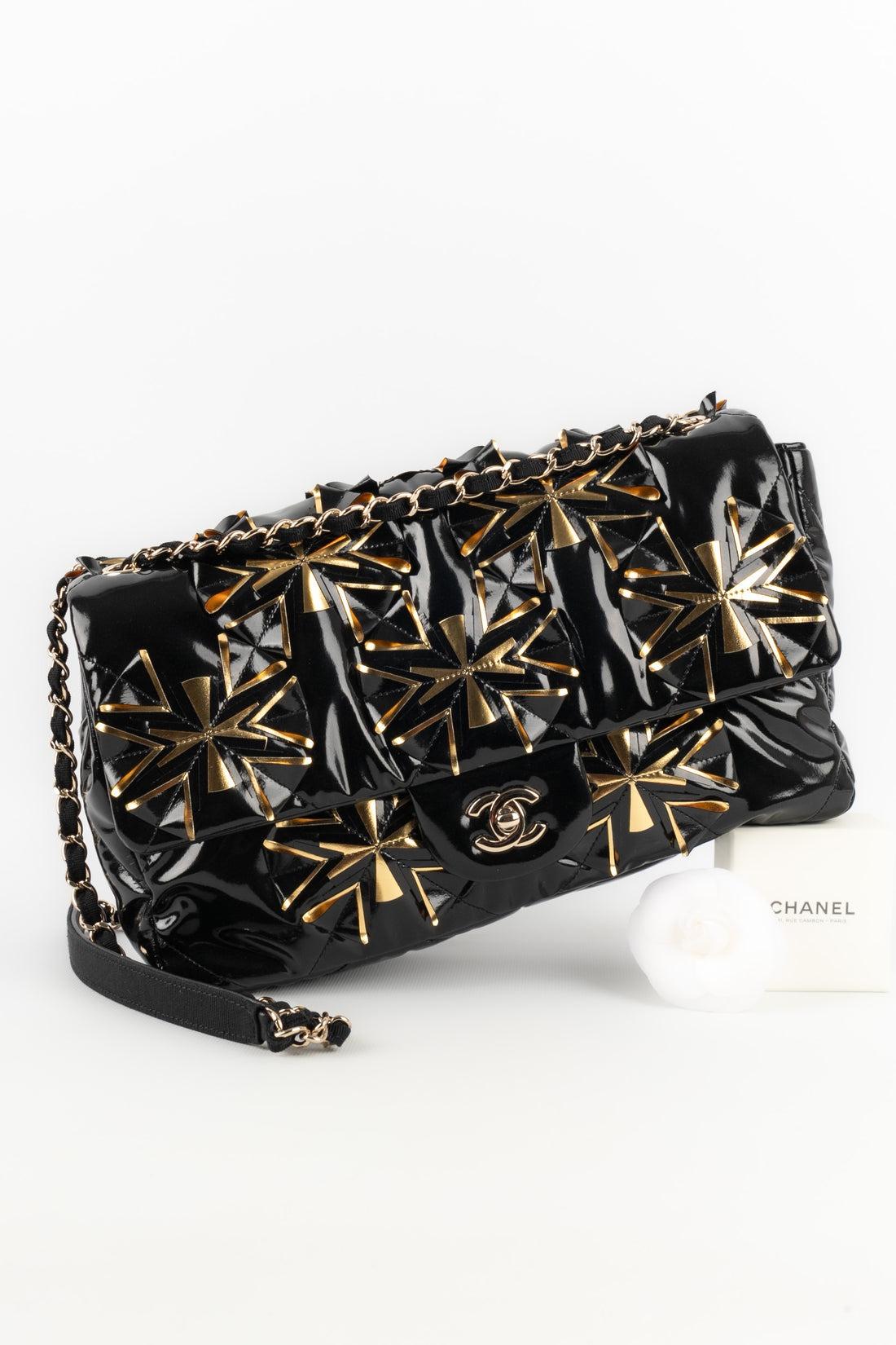 Chanel - (Made in France) Black and golden flexible patent leather bag. Golden metal elements. Sold with the serial number and certificate of authenticity. 2019 Collection.

Additional information:
Condition: Very good condition
Dimensions: Length: