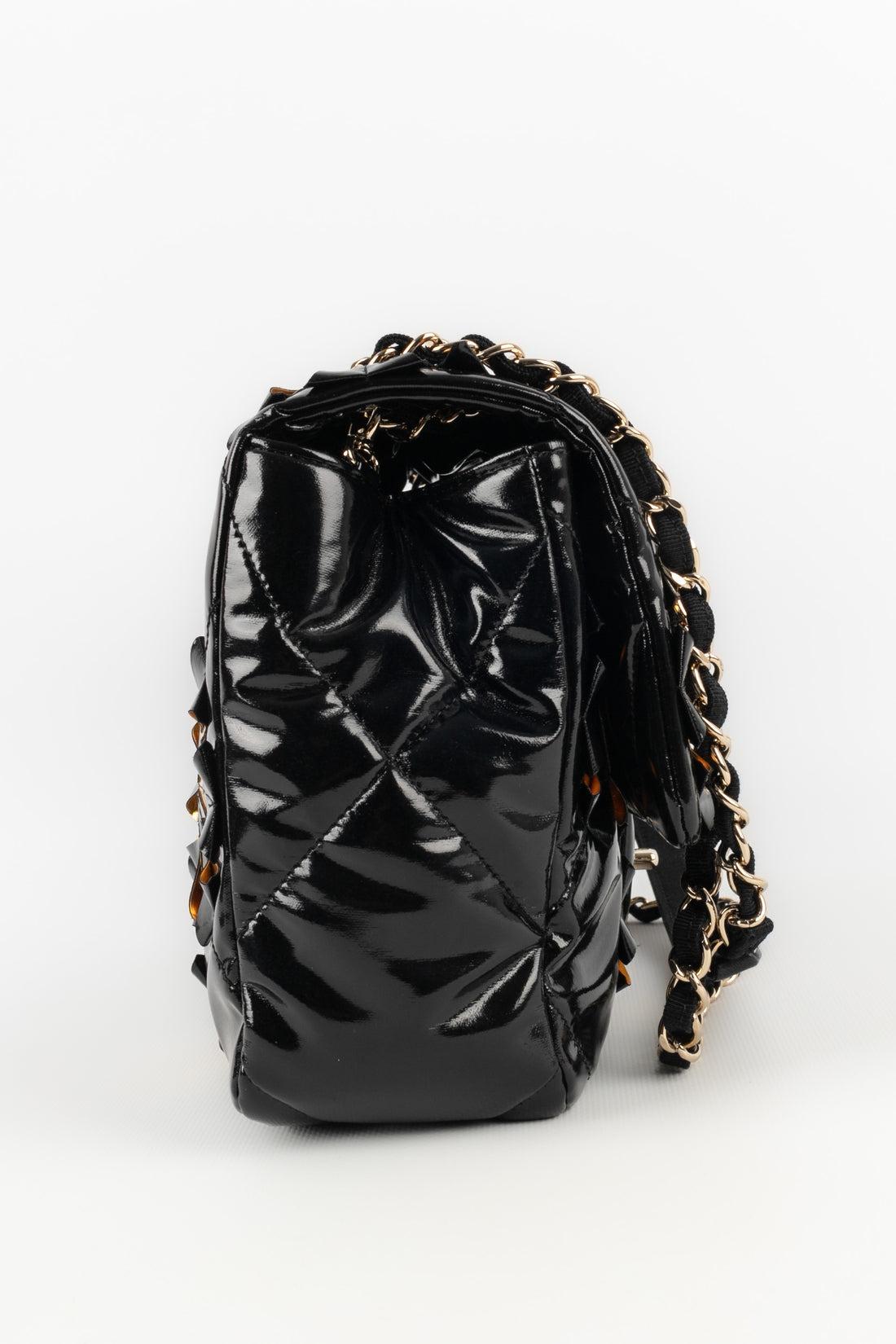 Sac Timeless en cuir verni souple noir et doré de Chanel, 2019 en vente 2