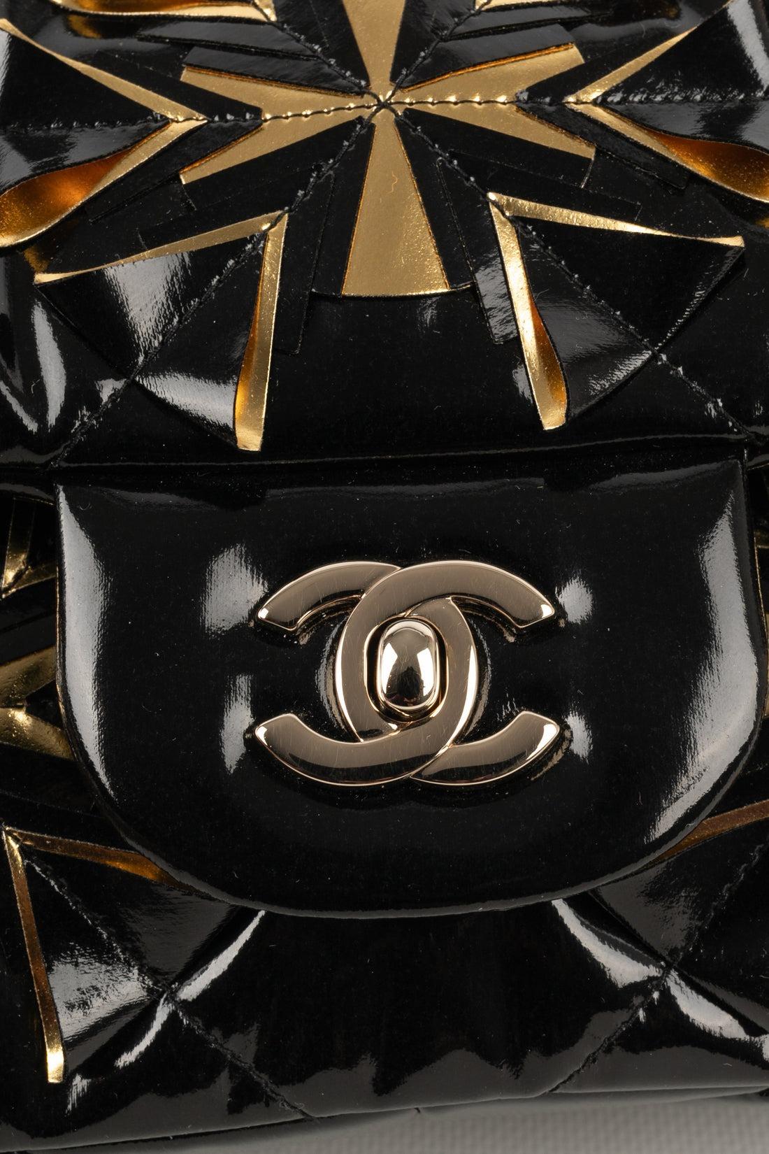 Sac Timeless en cuir verni souple noir et doré de Chanel, 2019 en vente 4