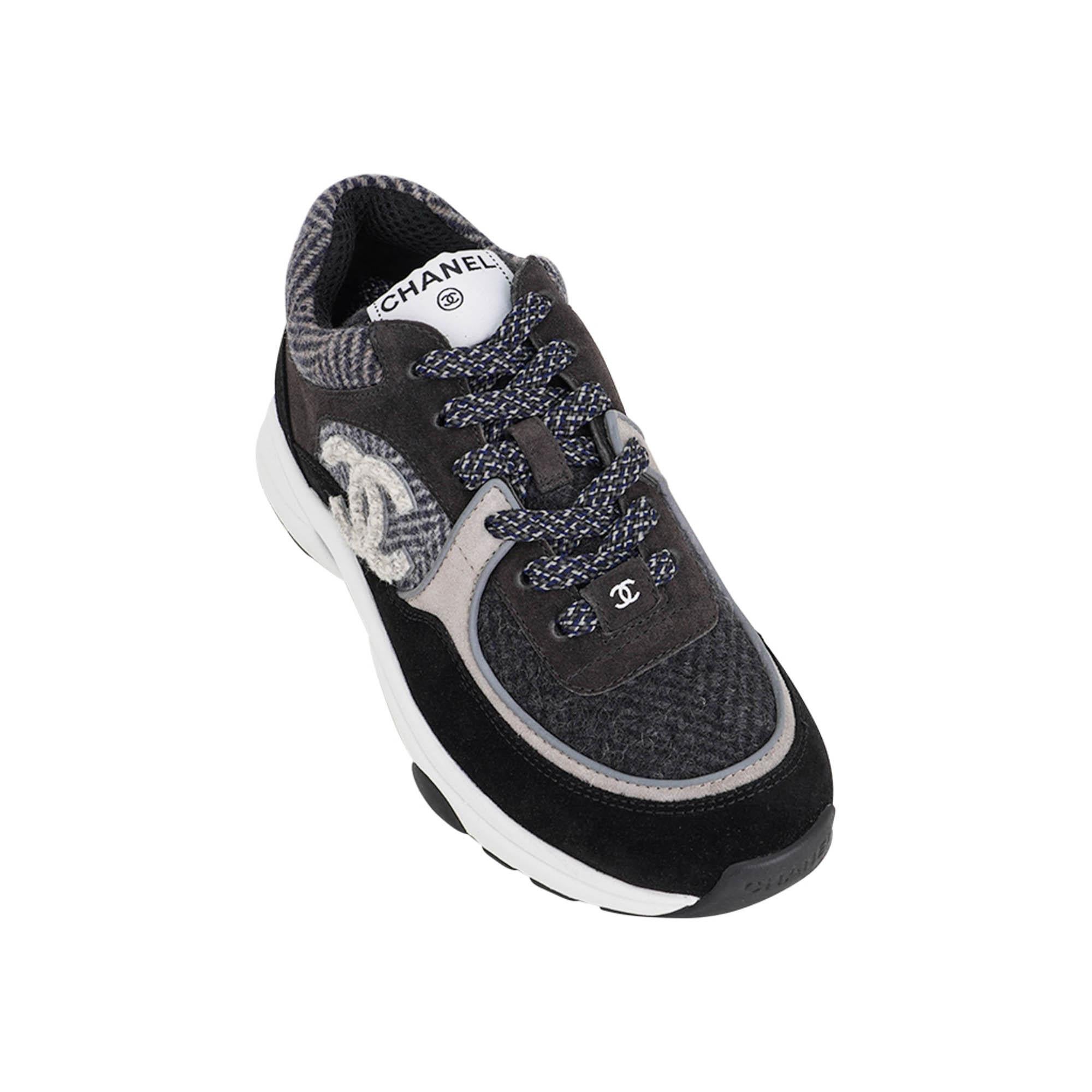 Mightychic offers a pair of Chanel Sneakers featured in Black with Gray Tweed.
Prominent interlocking CC on the side.
These comfortable sneakers elevate any casual outfit.
Logo tab on top of shoe.
Gray Herringbone tweed fabric on top and around