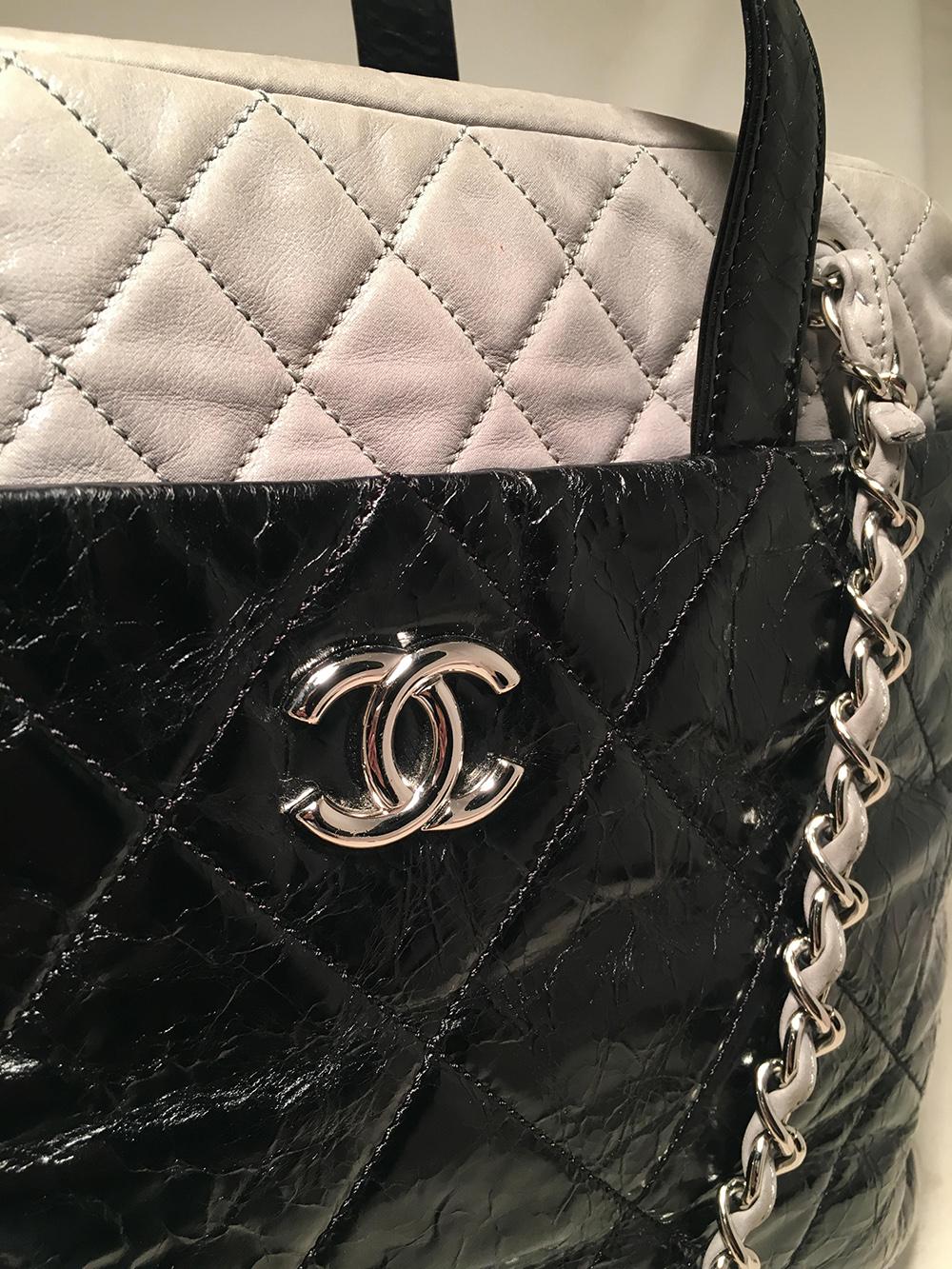 Chanel Schwarze und graue Portobello-Tasche Damen im Angebot