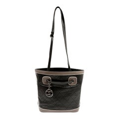Chanel Bolsa de piel acolchada negra y gris