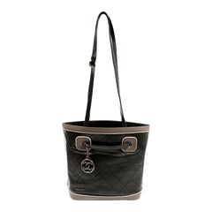 Chanel Schwarze und graue gesteppte Bucket Tote aus Leder