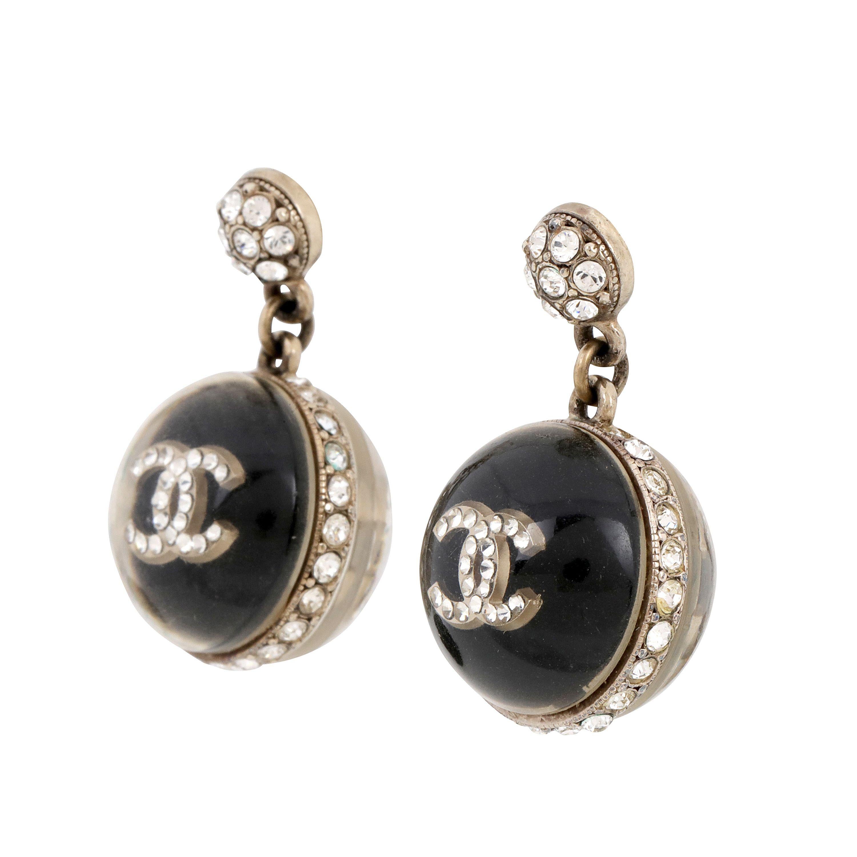 Diese sind authentisch. Chanel Schwarz und Lucite CC Dangle Earrings sind in ausgezeichnetem Vintage-Zustand.  Inklusive Tasche oder Box. 

PBF 14023

