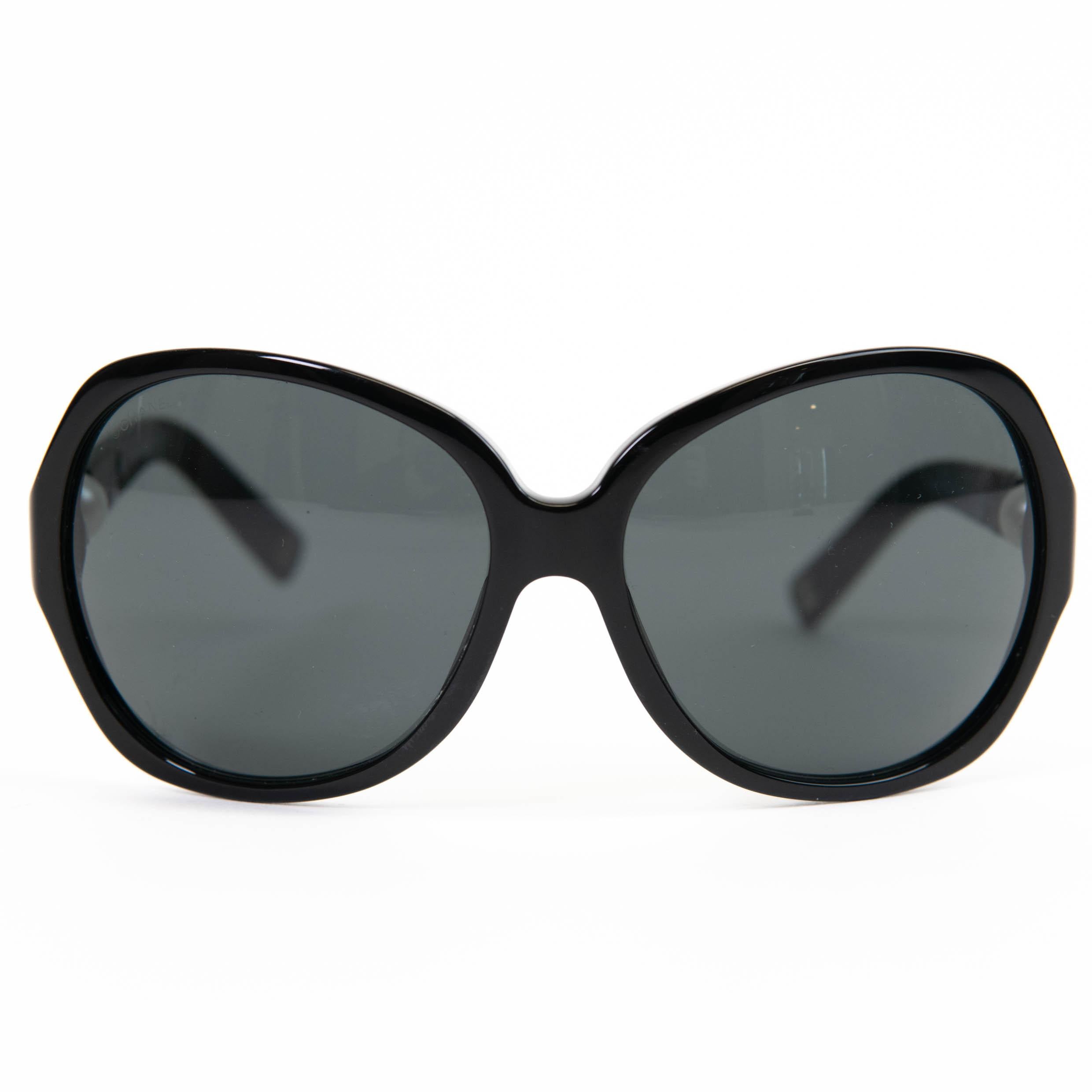 100% Authentic 

These ultra-chic sunglasses have a black retro rounded frame with dark grey lenses. The arms feature a resin pearl and a gold Chanel logo at the hinge.

Length: 4.75 in

Height: 2.25 in

Width: 6.00 in

Excellent Condition

Comes