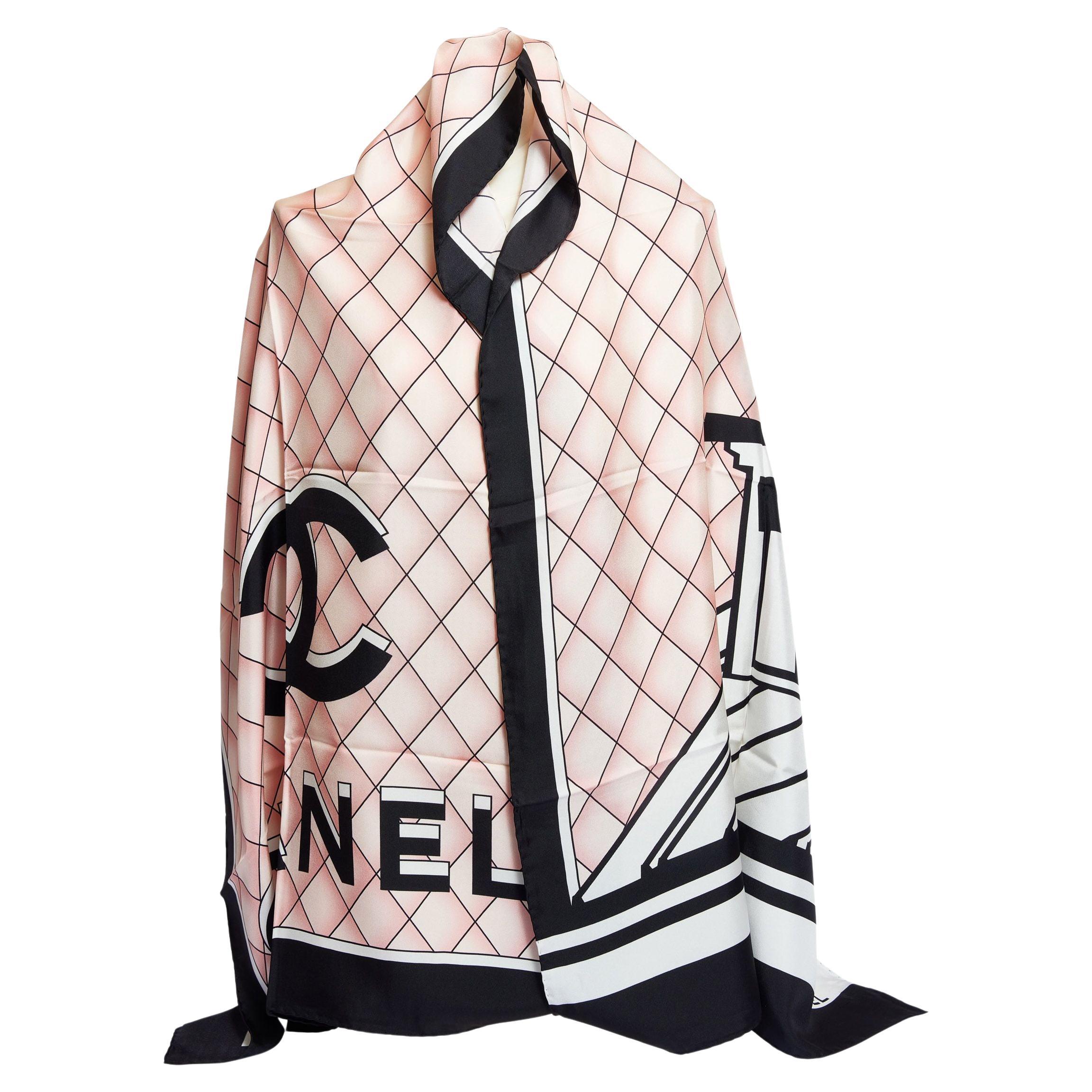Châle en soie noir et rose avec logo CC de Chanel en vente