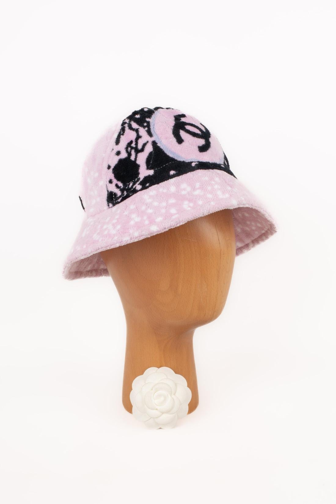 Chanel Black and Pink Cotton Bucket Hat For Sale 3