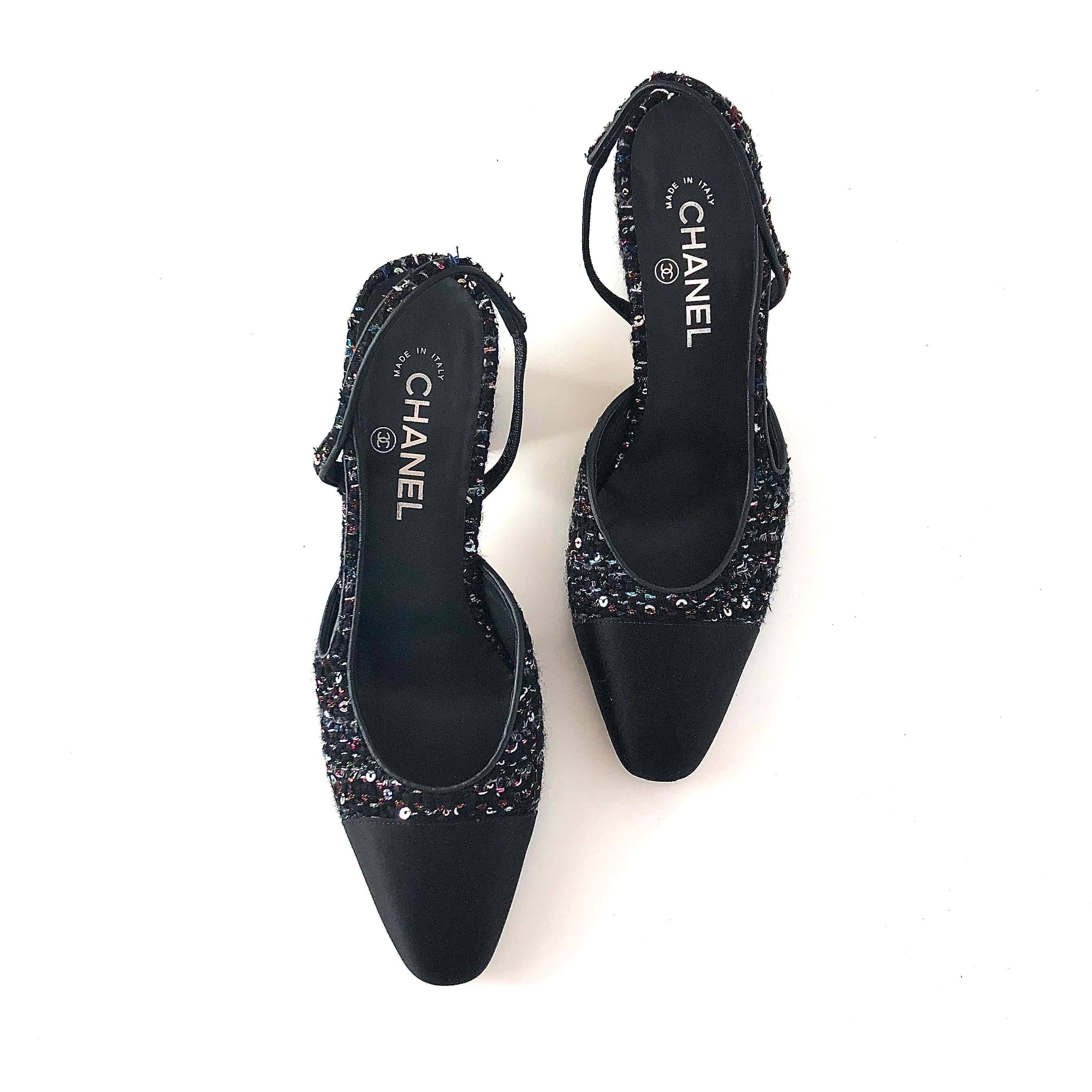 Chanel CC Logo Nero Paillettes Tweed Brevetto Punta a Blocco Pompe
Serie G31318
Colore Nero
Taglia 40.5EU
Tomaia in tweed e gros grain
Punta semi-appuntita 
Dettaglio del logo CC a incastro sul tallone
Cinturino alla caviglia elasticizzato
Tacco