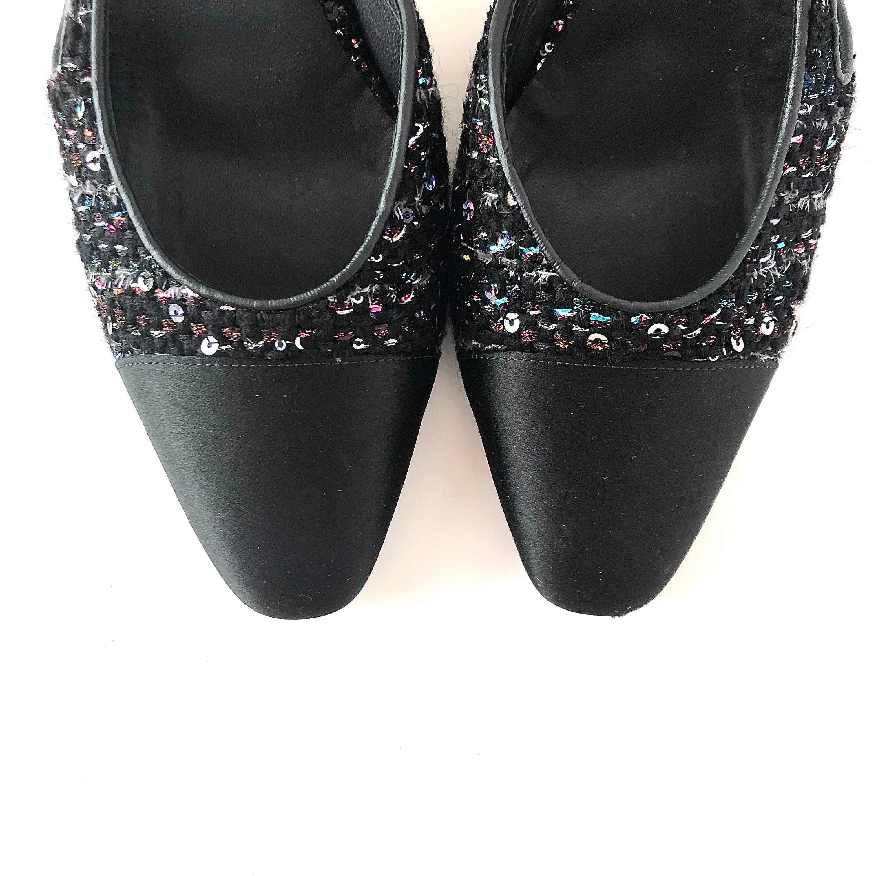 Nero Chanel Pumps 40.5 in tweed nero e paillettes con logo CC in punta di CAP in vendita