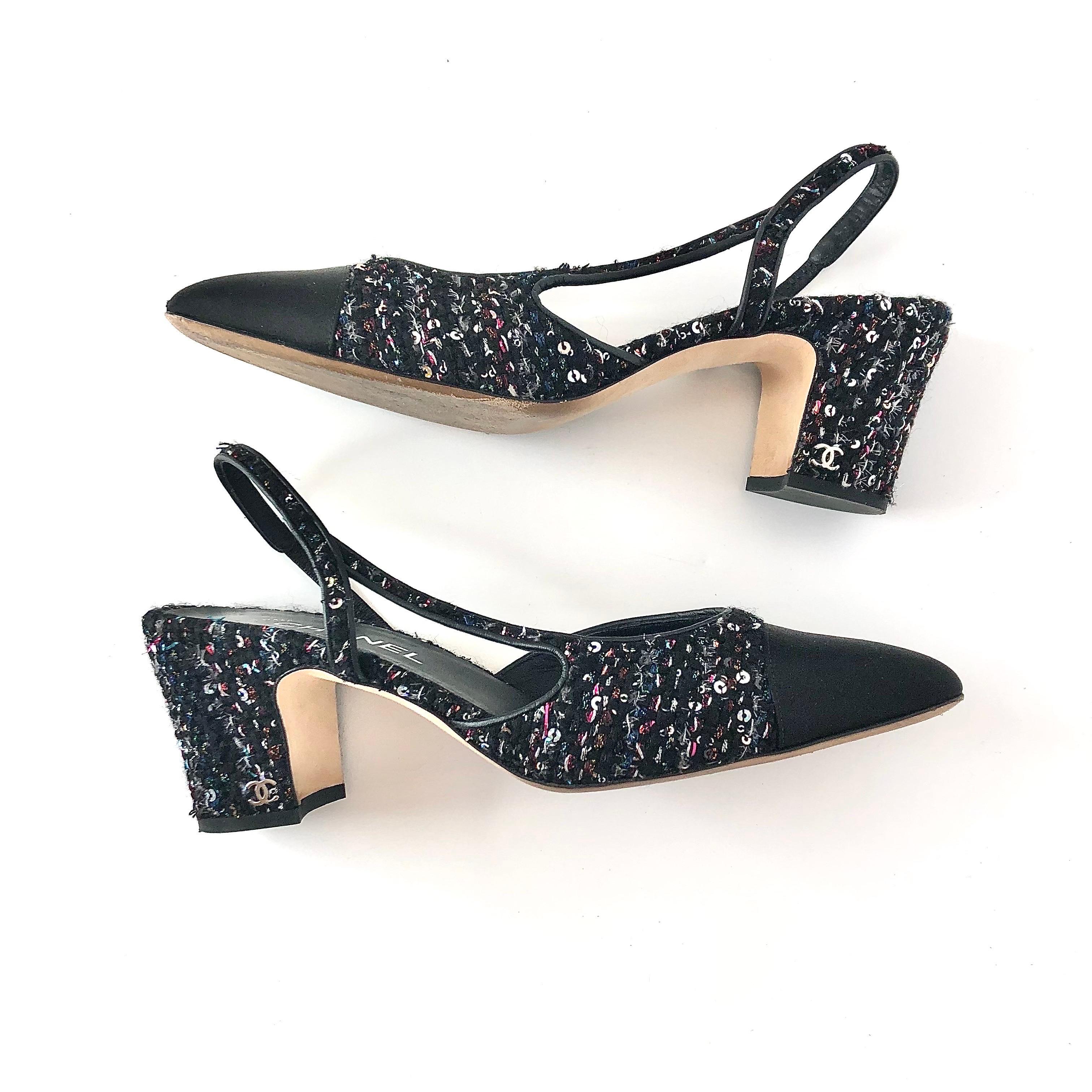 Donna Chanel Pumps 40.5 in tweed nero e paillettes con logo CC in punta di CAP in vendita