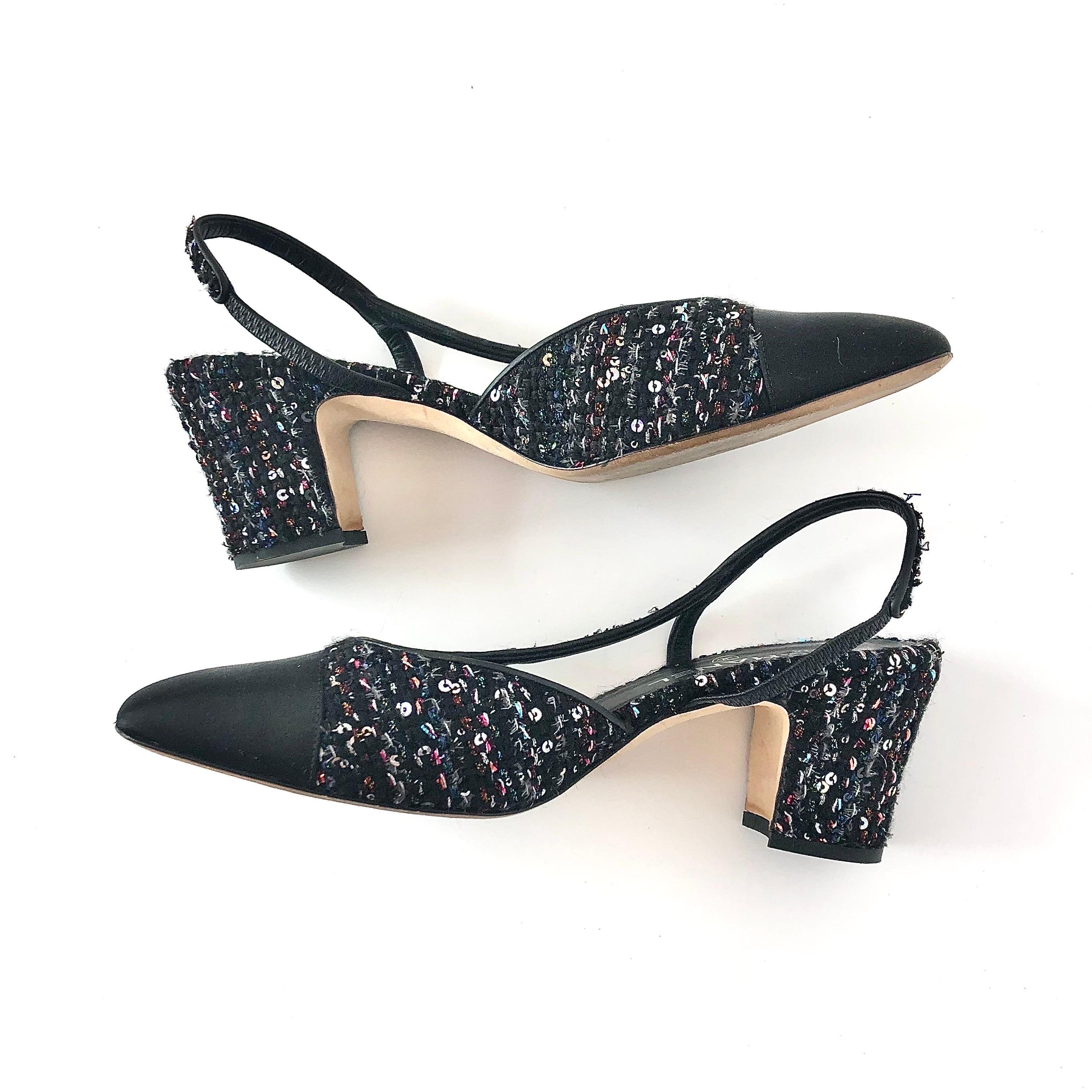 Chanel Pumps 40.5 in tweed nero e paillettes con logo CC in punta di CAP in vendita 1