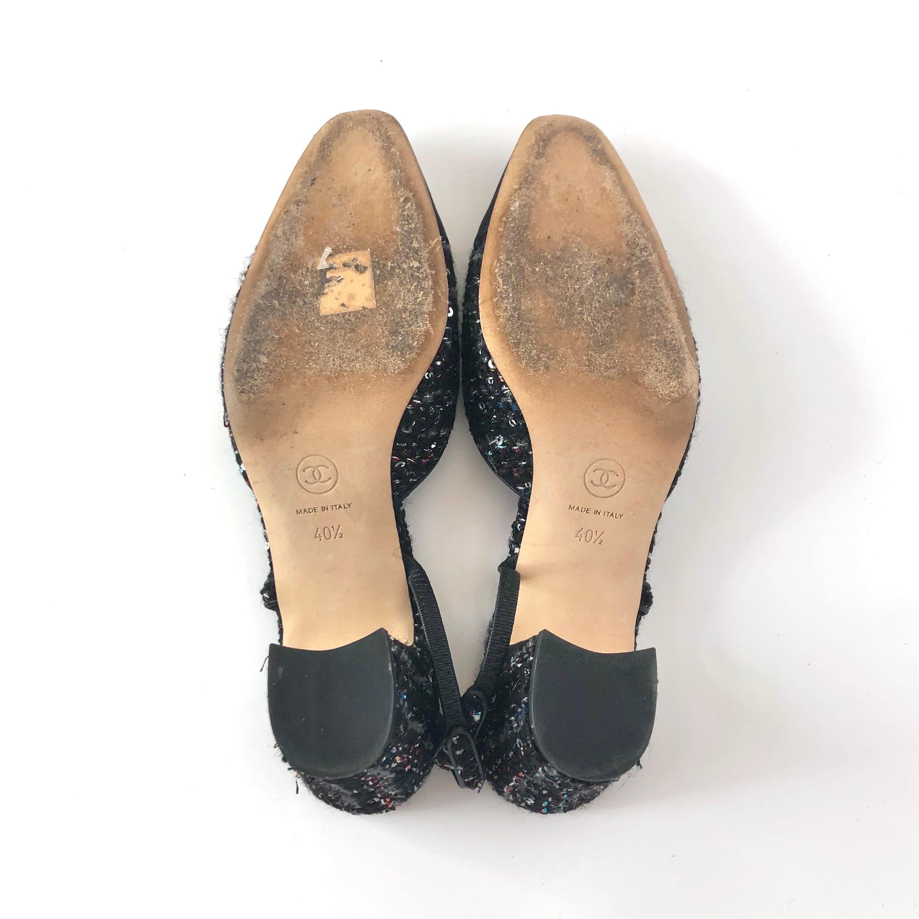 Chanel Pumps 40.5 in tweed nero e paillettes con logo CC in punta di CAP in vendita 2