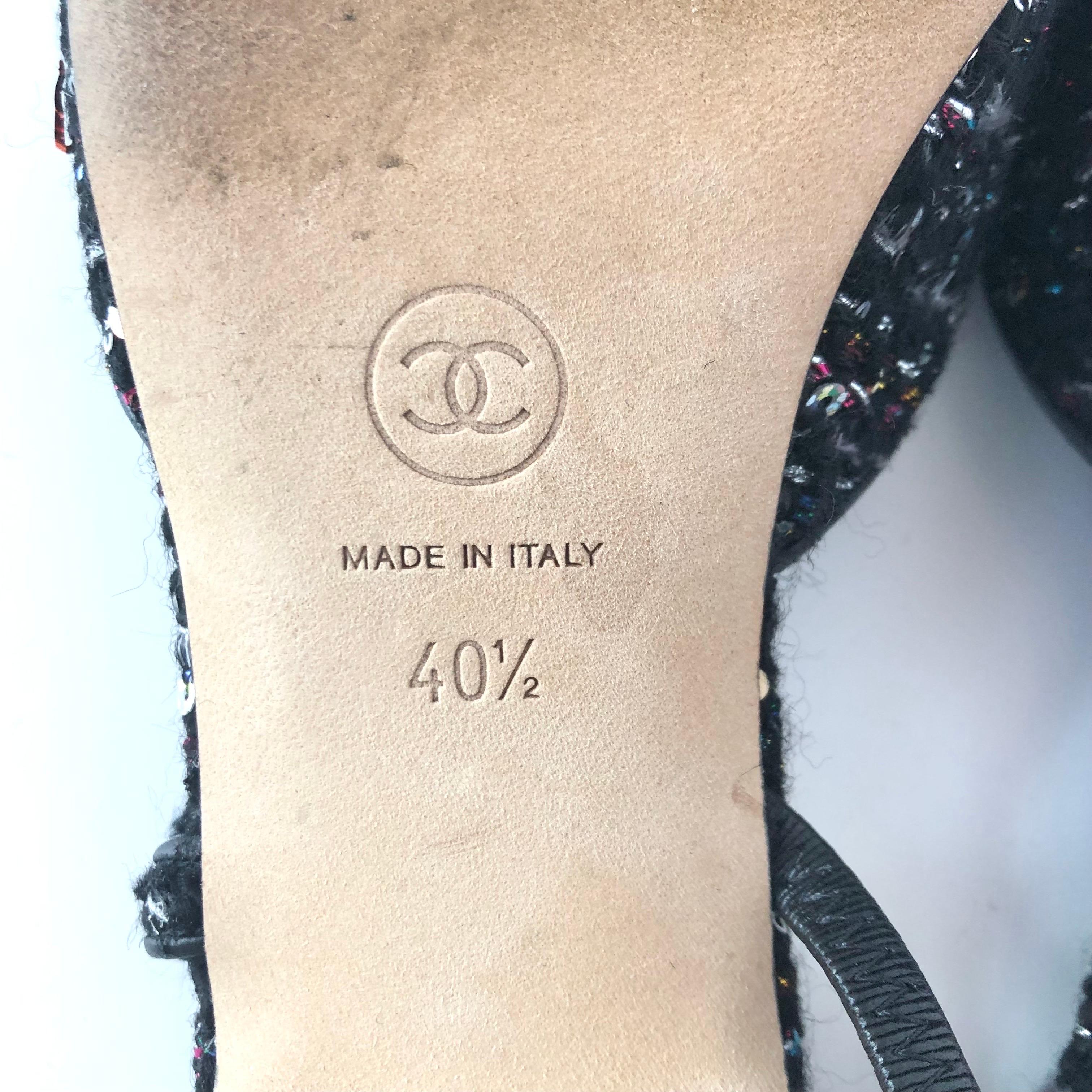 Chanel Pumps 40.5 in tweed nero e paillettes con logo CC in punta di CAP in vendita 3