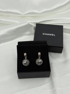 CHANEL Schwarze und silberne CC Disco Ball Ohrringe