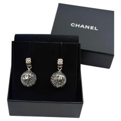 CHANEL Schwarze und silberne CC Disco Ball Ohrringe