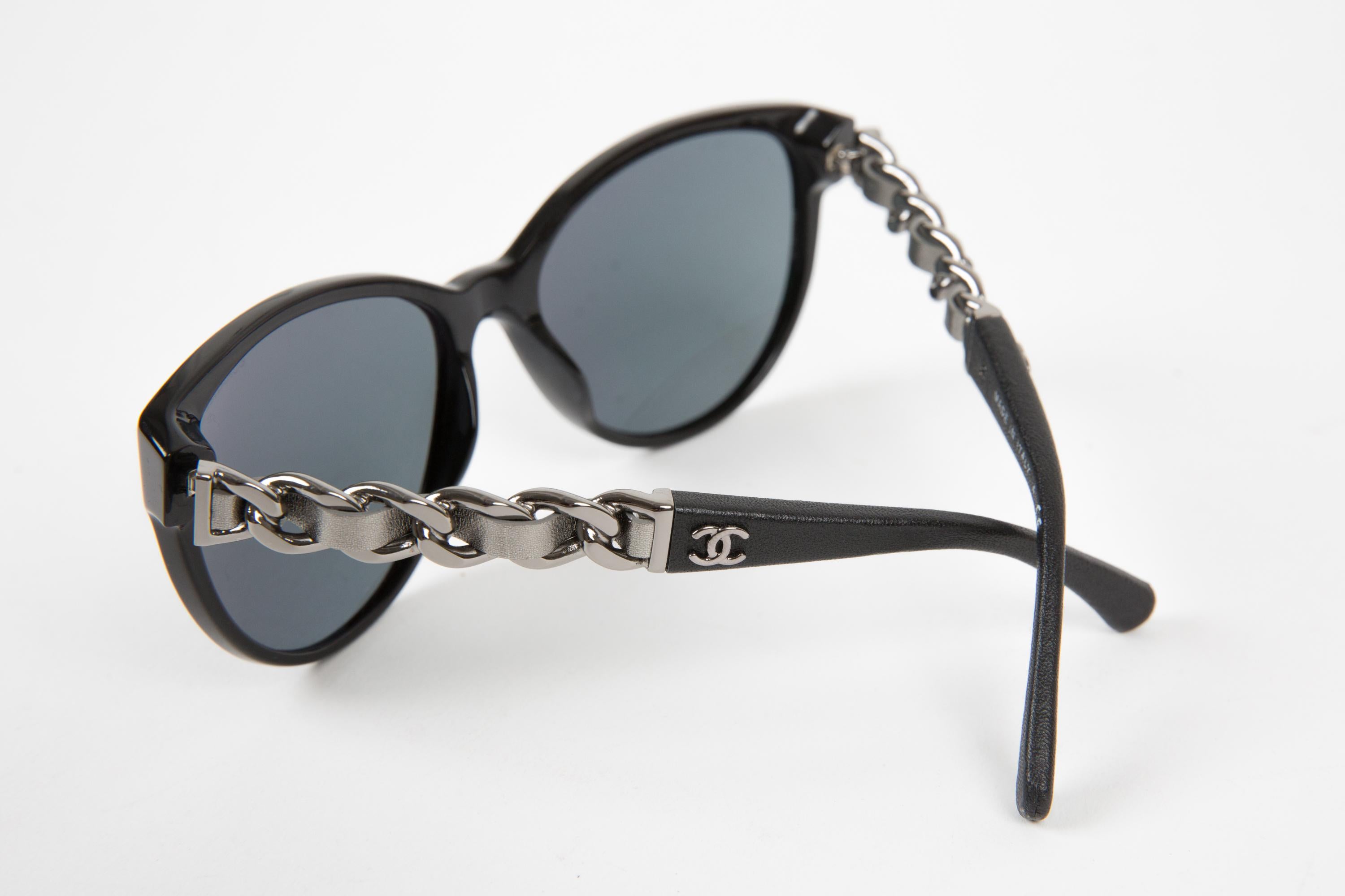 Chanel Black and Silver Tone Chain Sunglasses In Good Condition For Sale In Paris, FR