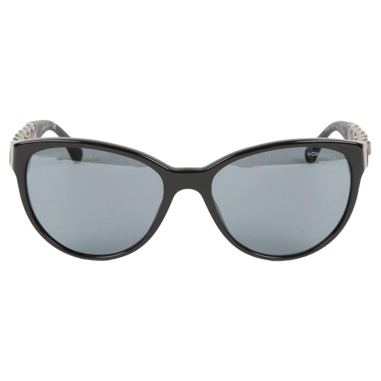 Lunettes de soleil Chanel en chaîne, noires et argentées En