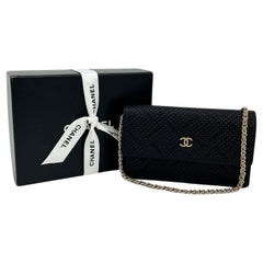 Portafoglio Chanel in pelle goffrata nera e marrone con catena WOC