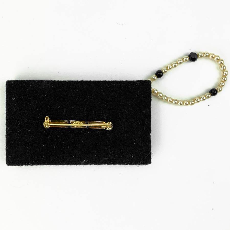 CHANEL Black And White Bag Brooch In Excellent Condition In Paris, FR