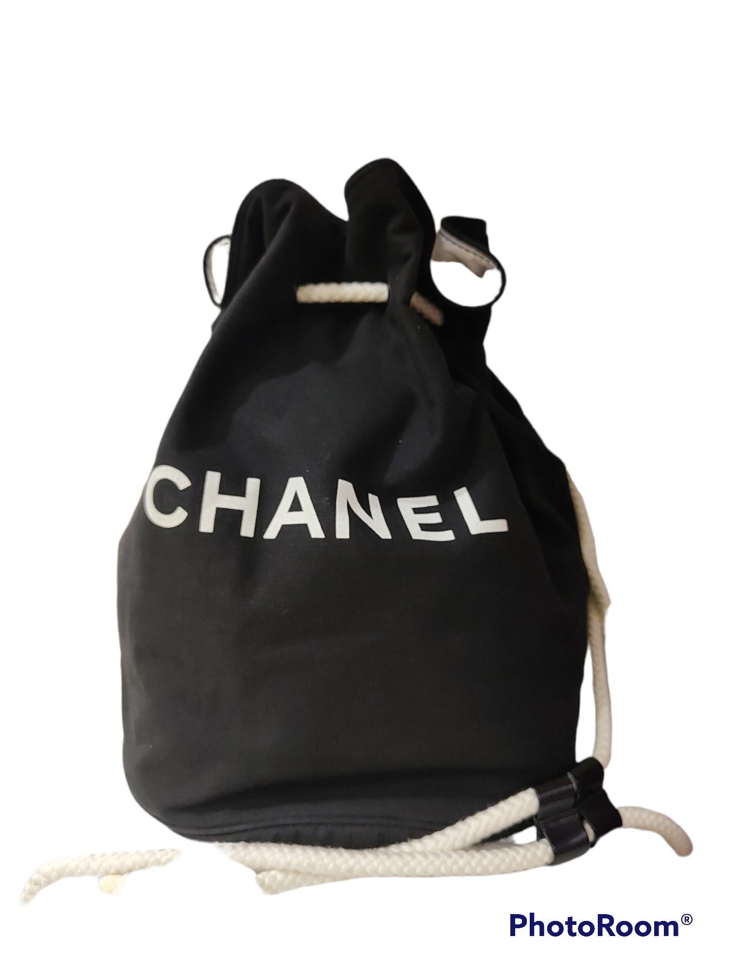Women's or Men's Chanel black and white beach bag