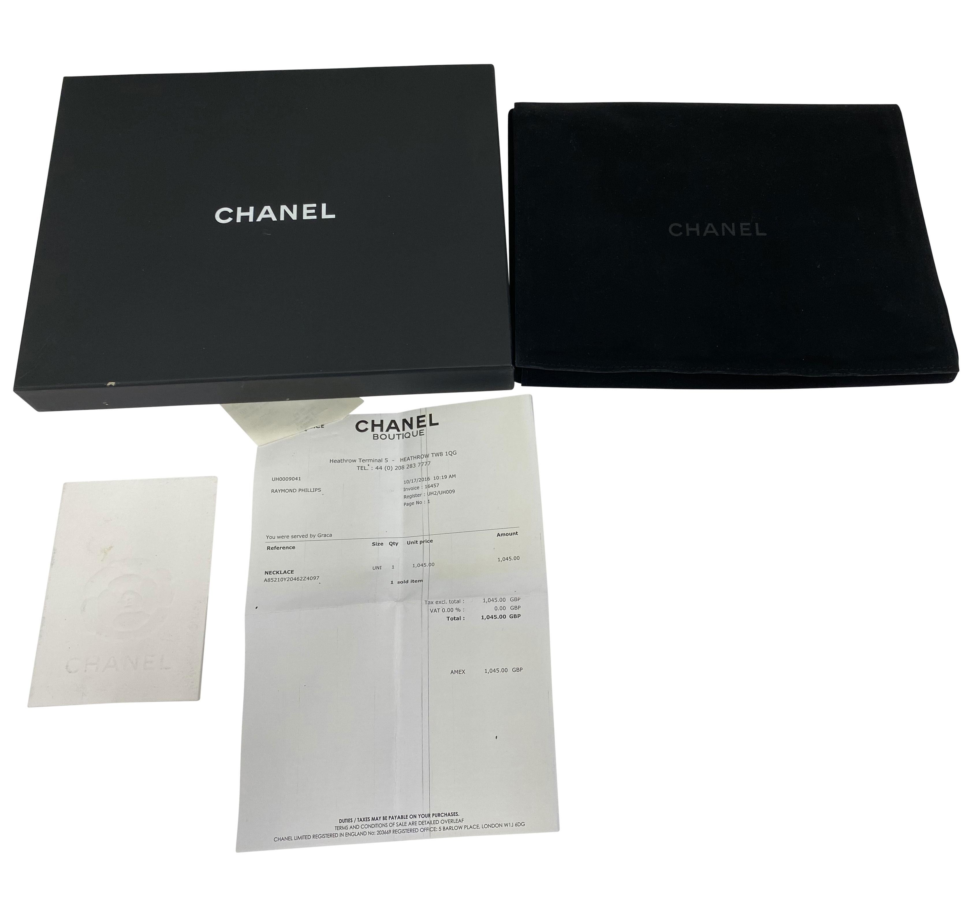 Chanel Schwarze und weiße Perlenkette mit CC-Logo im Zustand „Hervorragend“ in New York, NY