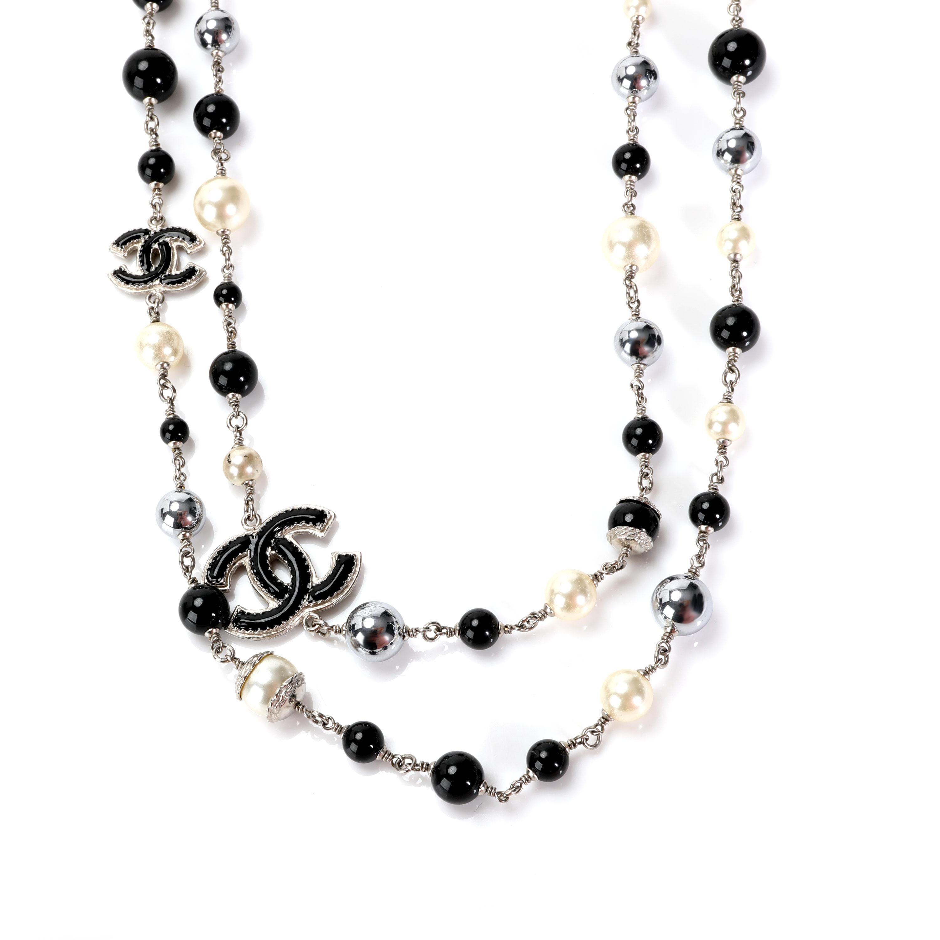 Chanel Schwarze und weiße Perlenkette mit CC-Logo Damen