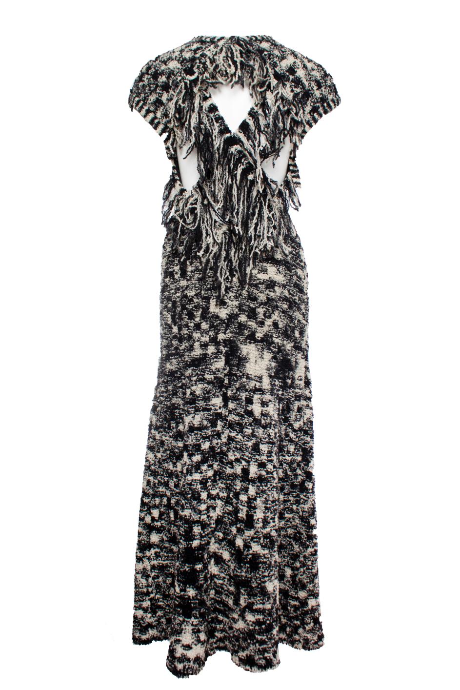 Chanel, Black and white boucle knit maxi gown with open back. The item has been worn once and is in excellent condition.

• CONDITION: excellent condition - worn once 

• SIZE: FR38 - S 

• MEASUREMENTS: length 145 cm, width 43 cm, waist 35 cm