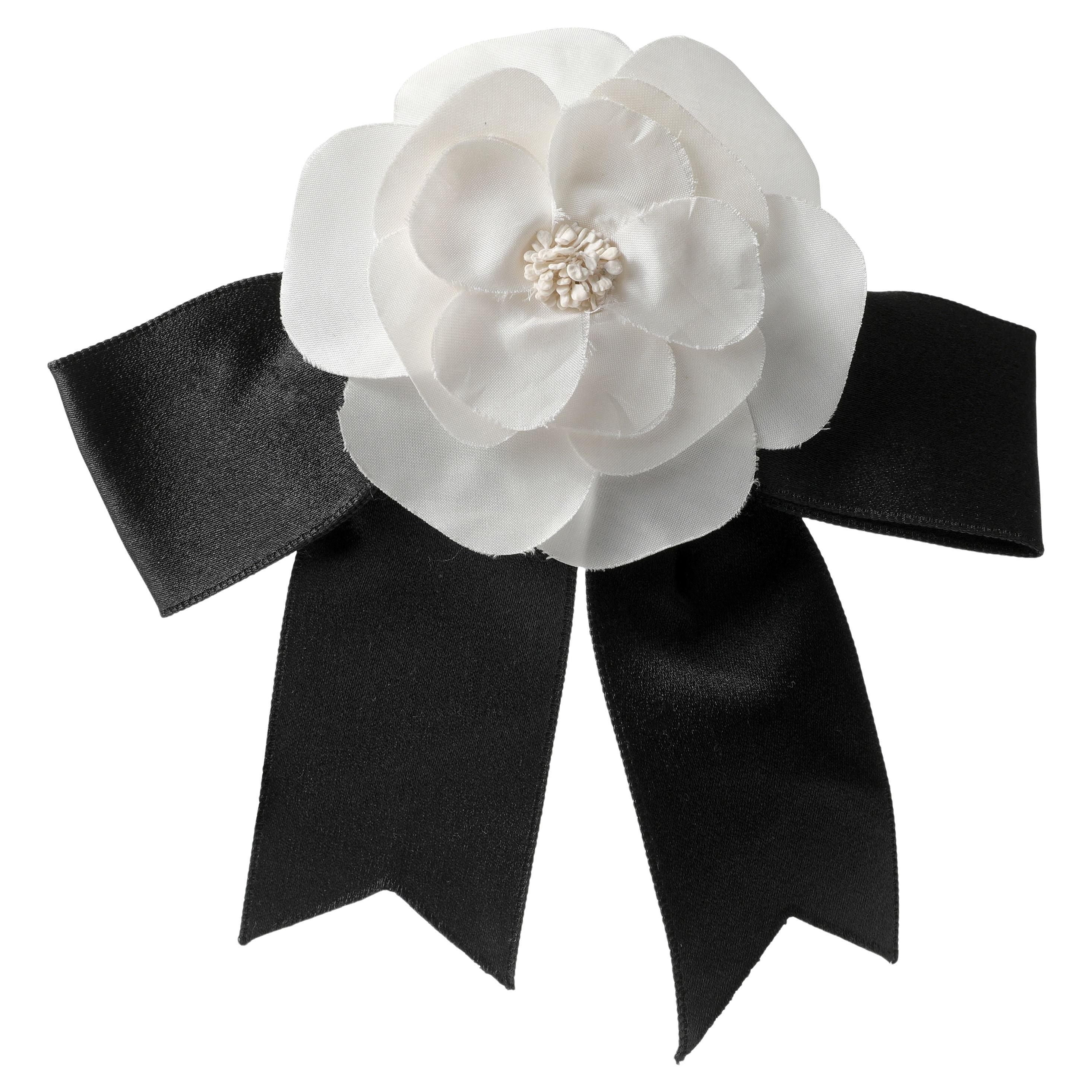 Chanel Schwarze und weiße Anstecknadel mit Kamelien-Blumenschleife
